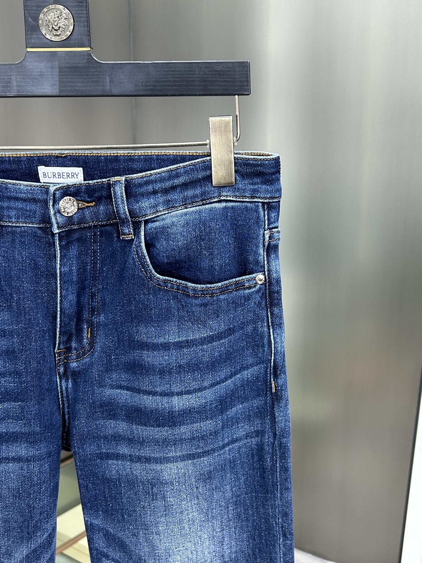  巴宝莉 25新款牛仔裤休闲版 采用精选原版面料，穿着柔软服适绣气，具有独特弹力纤维不易变形而又耐磨，上