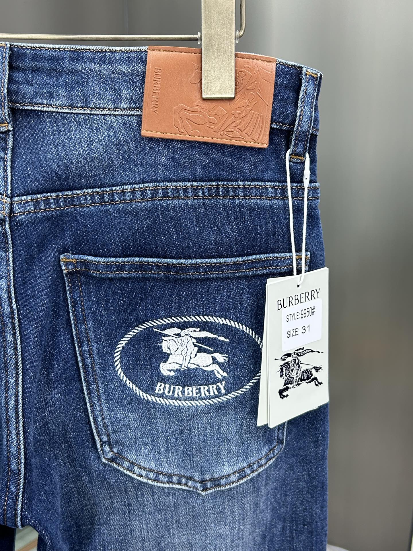  巴宝莉 25新款牛仔裤休闲版 采用精选原版面料，穿着柔软服适绣气，具有独特弹力纤维不易变形而又耐磨，上