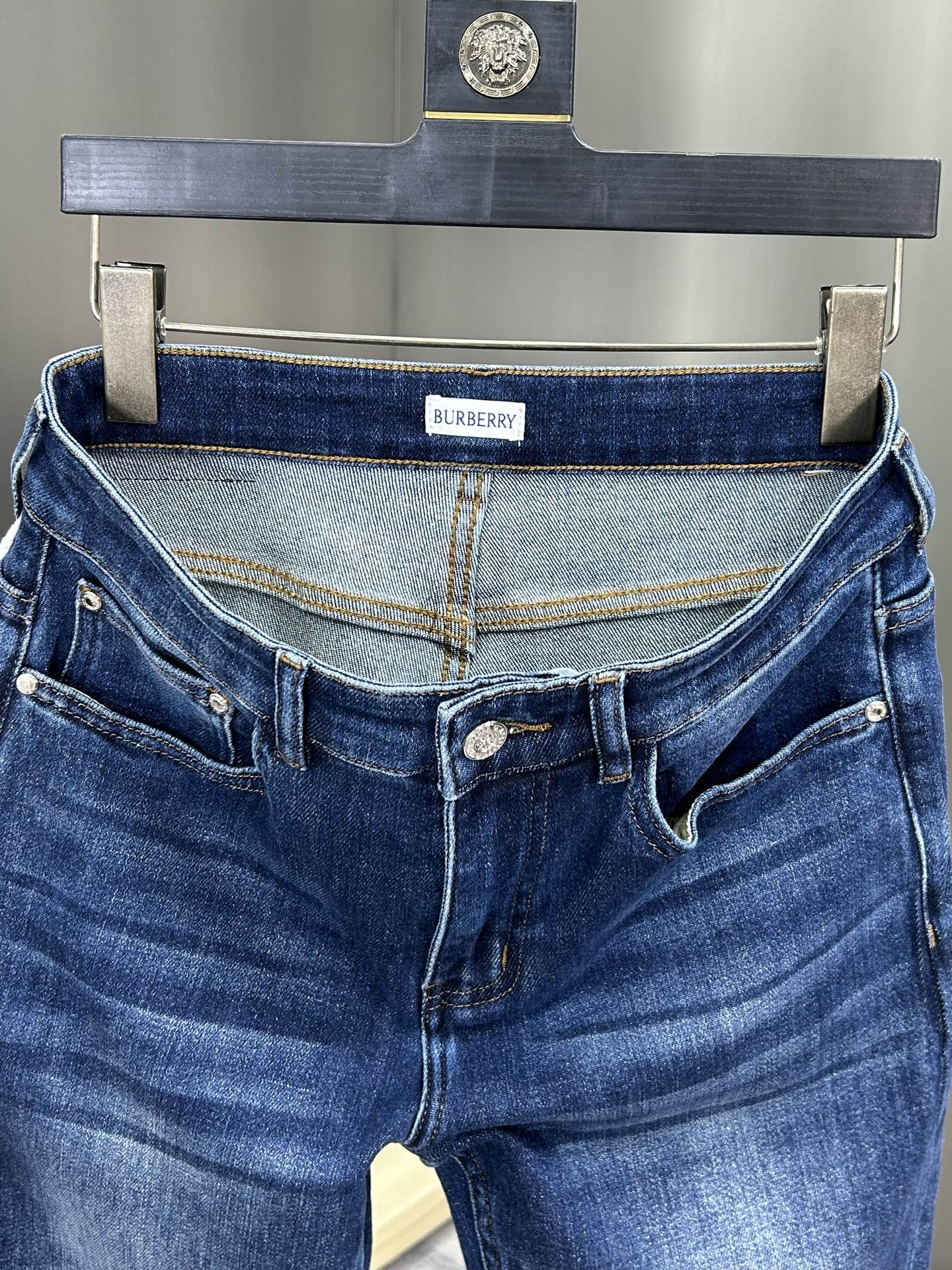  巴宝莉 25新款牛仔裤休闲版 采用精选原版面料，穿着柔软服适绣气，具有独特弹力纤维不易变形而又耐磨，上