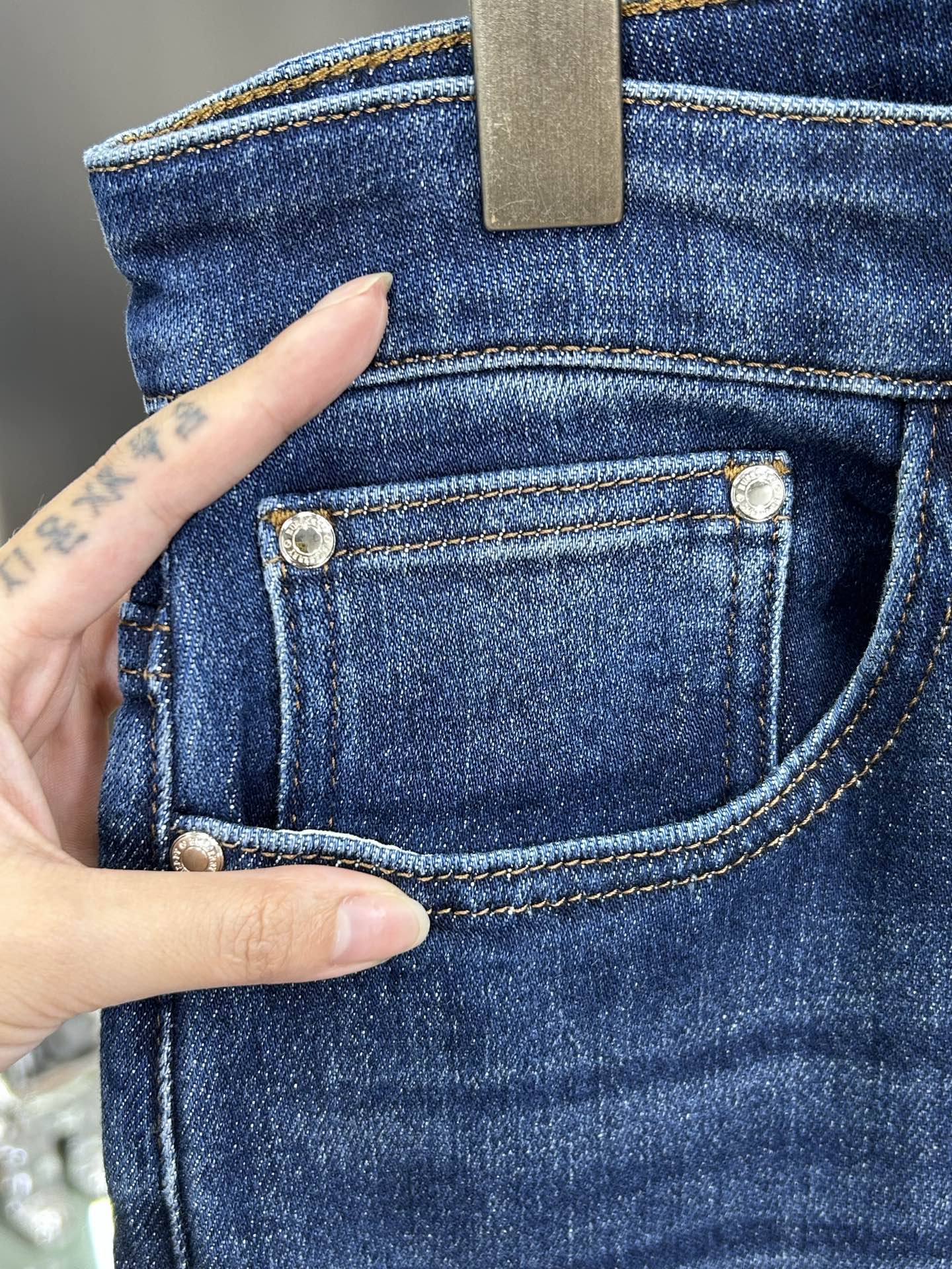  巴宝莉 25新款牛仔裤休闲版 采用精选原版面料，穿着柔软服适绣气，具有独特弹力纤维不易变形而又耐磨，上