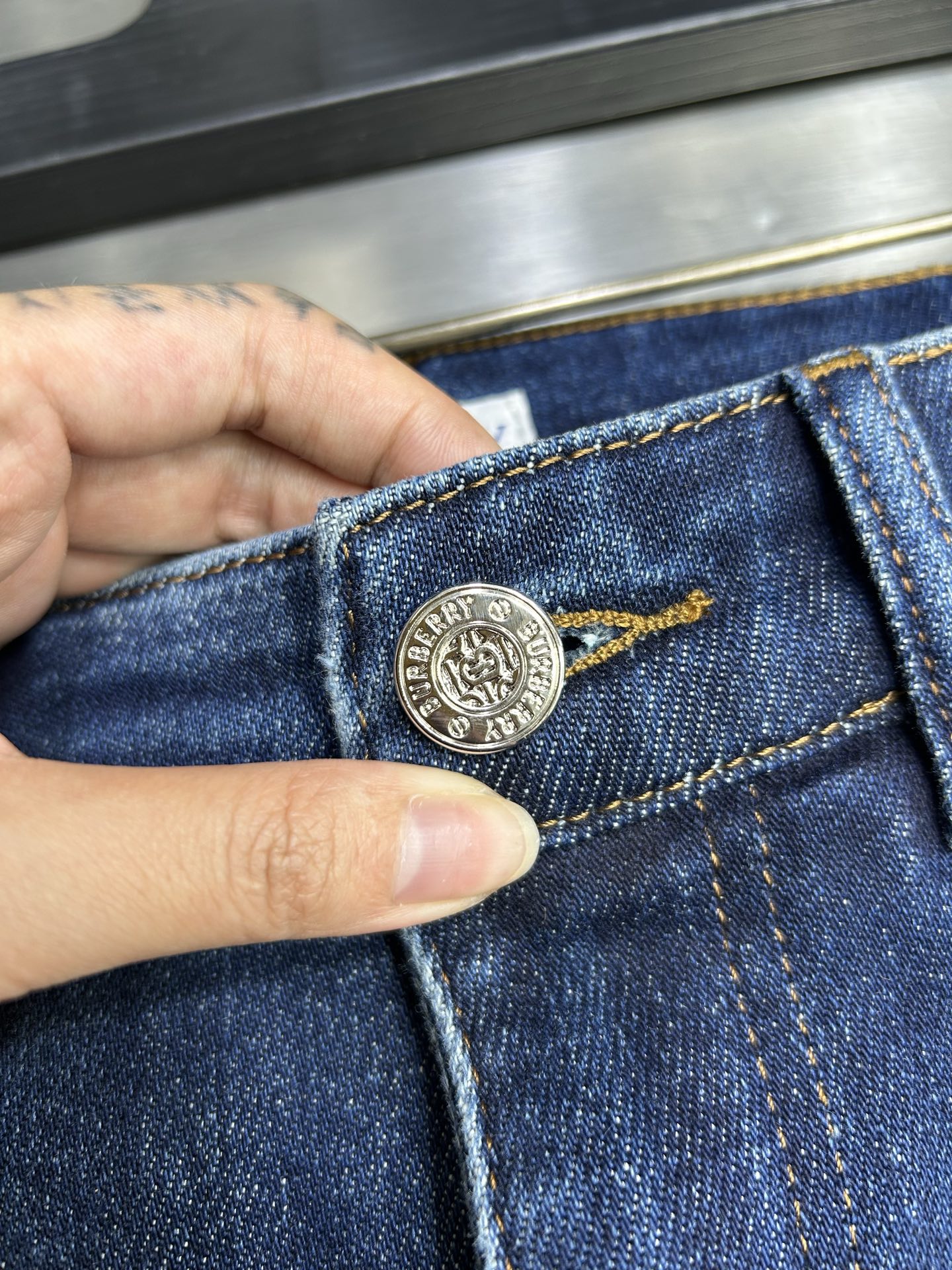  巴宝莉 25新款牛仔裤休闲版 采用精选原版面料，穿着柔软服适绣气，具有独特弹力纤维不易变形而又耐磨，上