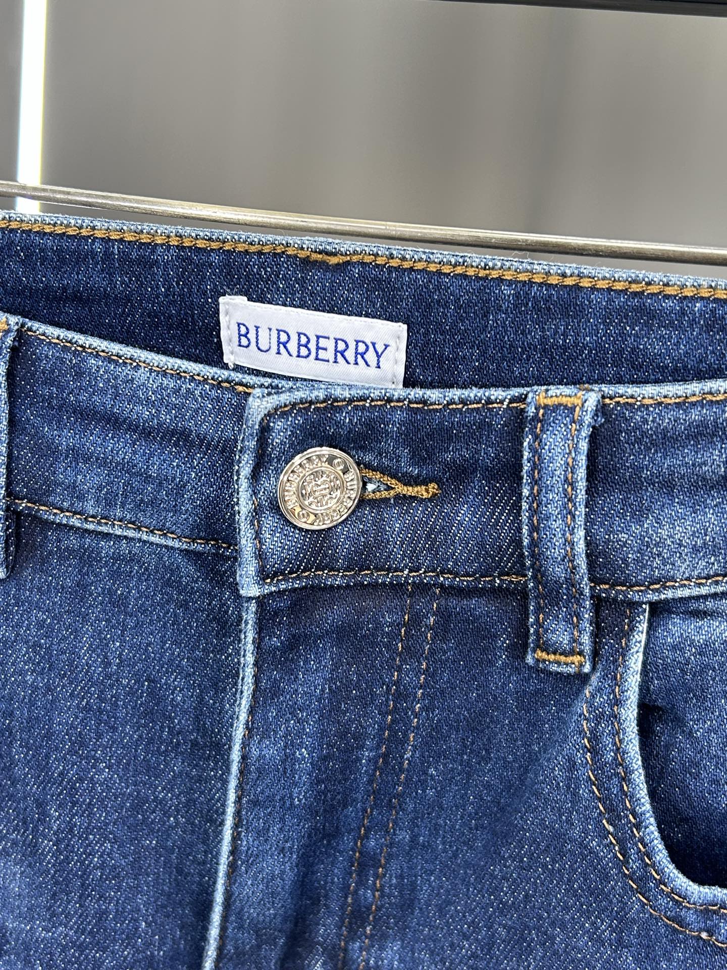  巴宝莉 25新款牛仔裤休闲版 采用精选原版面料，穿着柔软服适绣气，具有独特弹力纤维不易变形而又耐磨，上