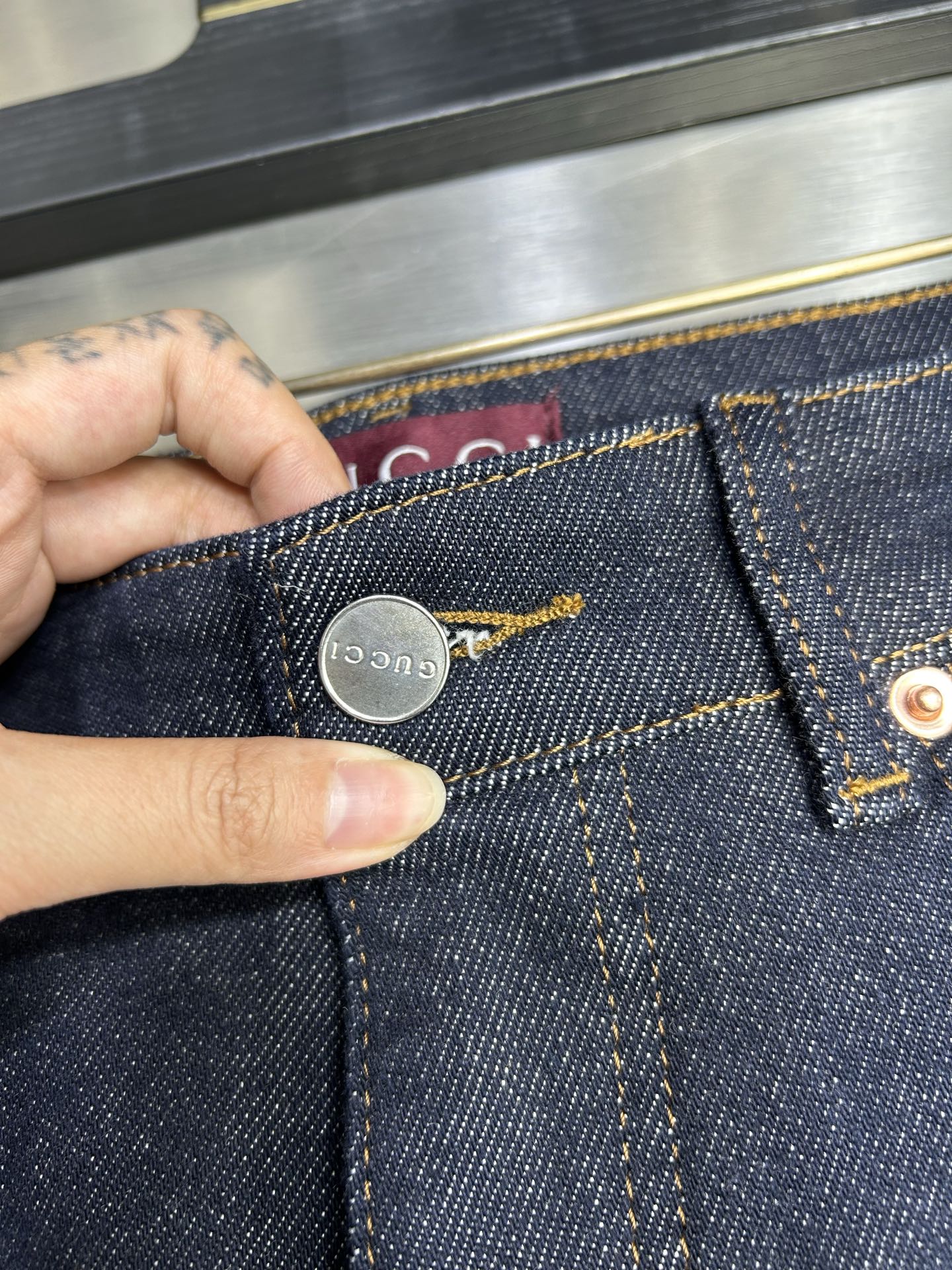  GUCCI 25新款牛仔裤休闲版 采用精选原版面料，穿着柔软服适绣气，具有独特弹力纤维不易变形而又耐磨