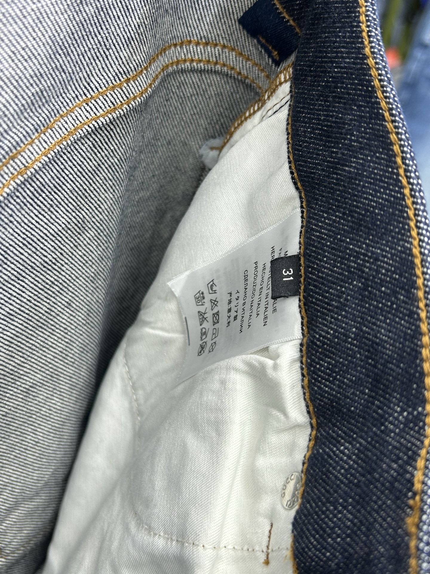  GUCCI 25新款牛仔裤休闲版 采用精选原版面料，穿着柔软服适绣气，具有独特弹力纤维不易变形而又耐磨