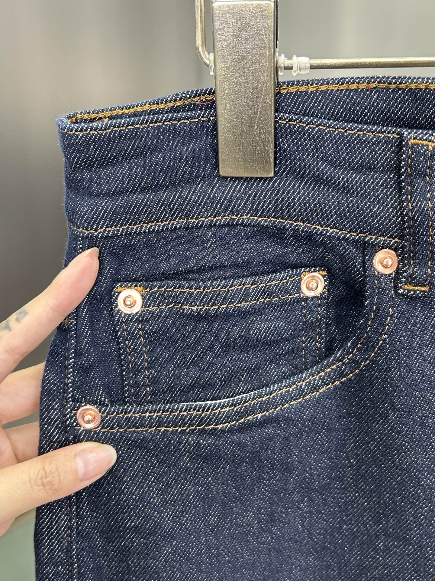  GUCCI 25新款牛仔裤休闲版 采用精选原版面料，穿着柔软服适绣气，具有独特弹力纤维不易变形而又耐磨