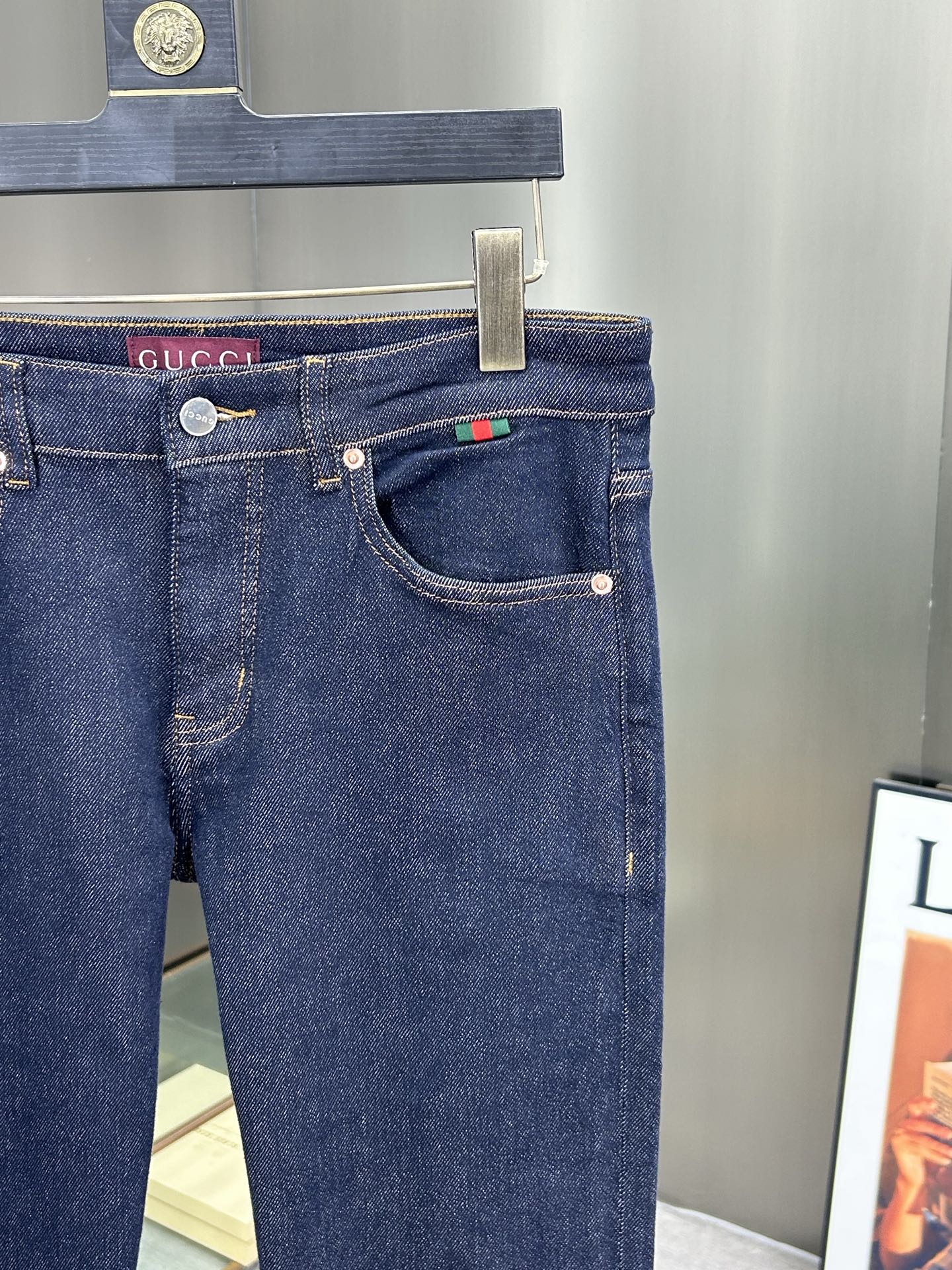  GUCCI 25新款牛仔裤休闲版 采用精选原版面料，穿着柔软服适绣气，具有独特弹力纤维不易变形而又耐磨