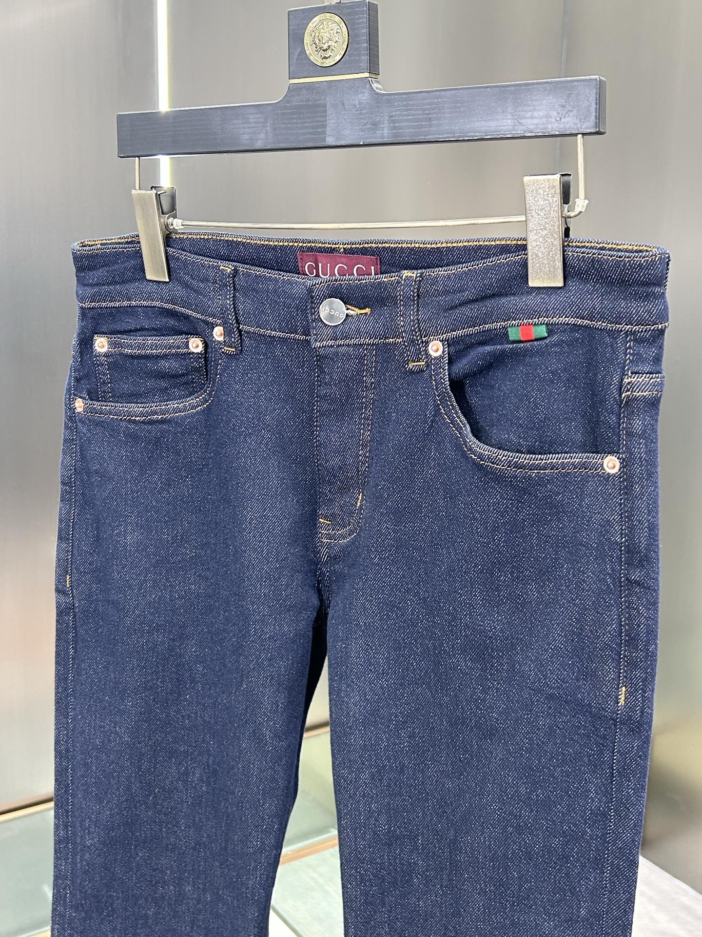  GUCCI 25新款牛仔裤休闲版 采用精选原版面料，穿着柔软服适绣气，具有独特弹力纤维不易变形而又耐磨
