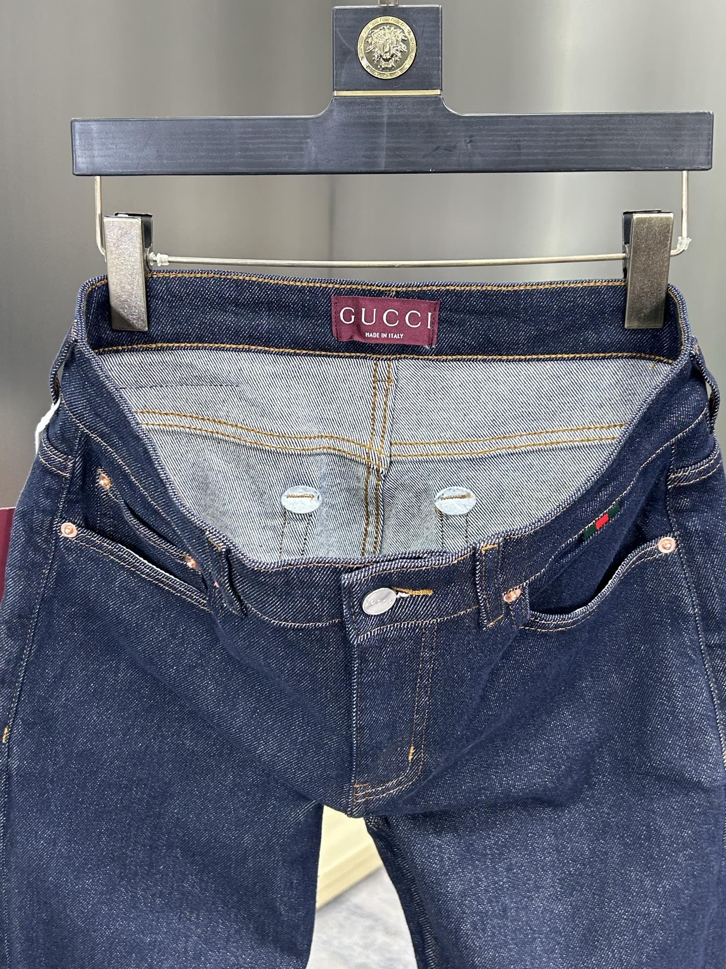  GUCCI 25新款牛仔裤休闲版 采用精选原版面料，穿着柔软服适绣气，具有独特弹力纤维不易变形而又耐磨