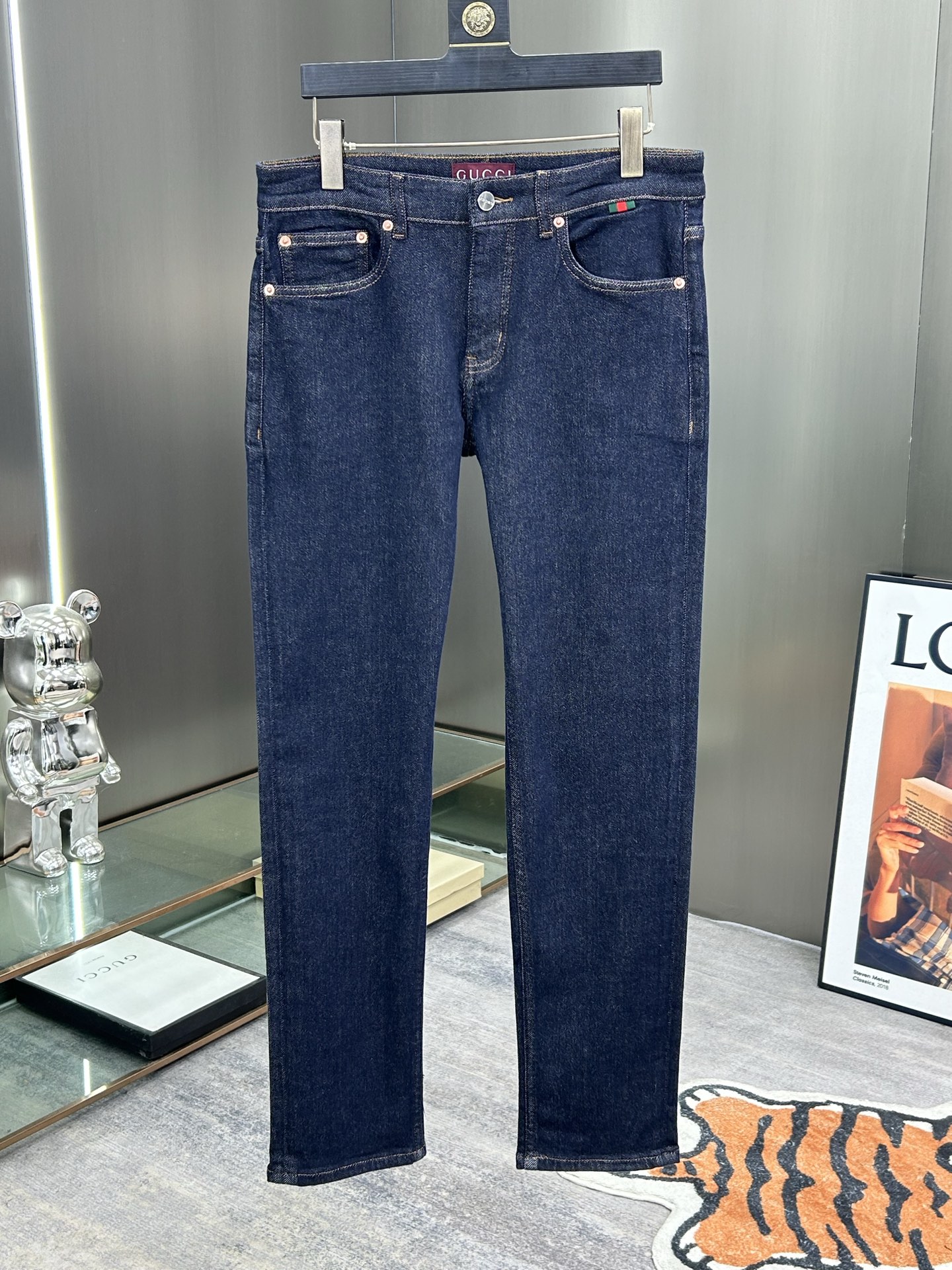  GUCCI 25新款牛仔裤休闲版 采用精选原版面料，穿着柔软服适绣气，具有独特弹力纤维不易变形而又耐磨
