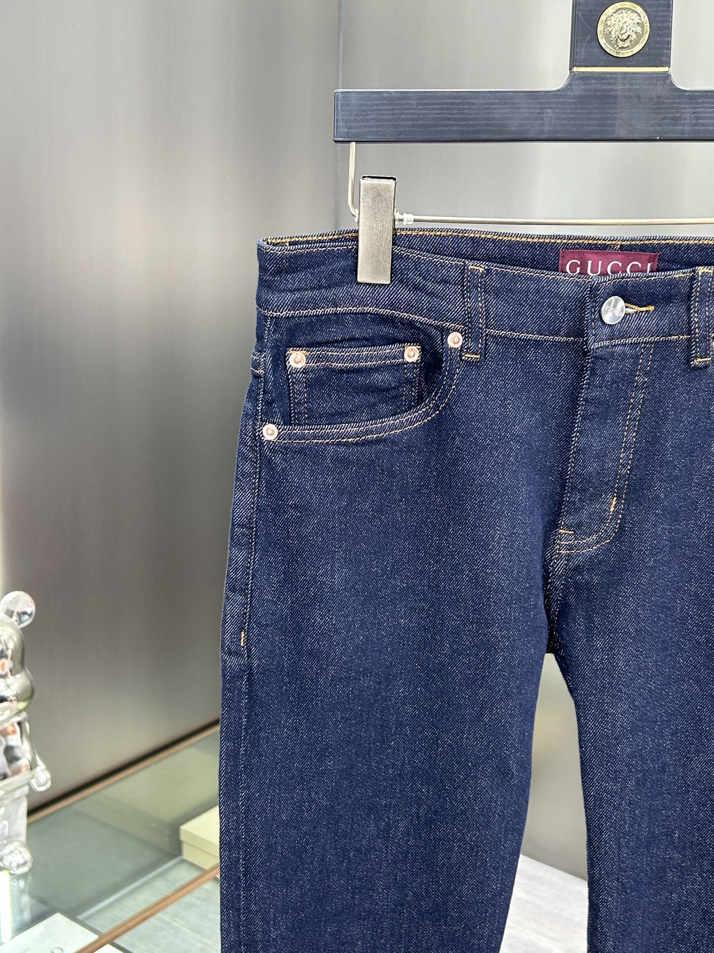  GUCCI 25新款牛仔裤休闲版 采用精选原版面料，穿着柔软服适绣气，具有独特弹力纤维不易变形而又耐磨