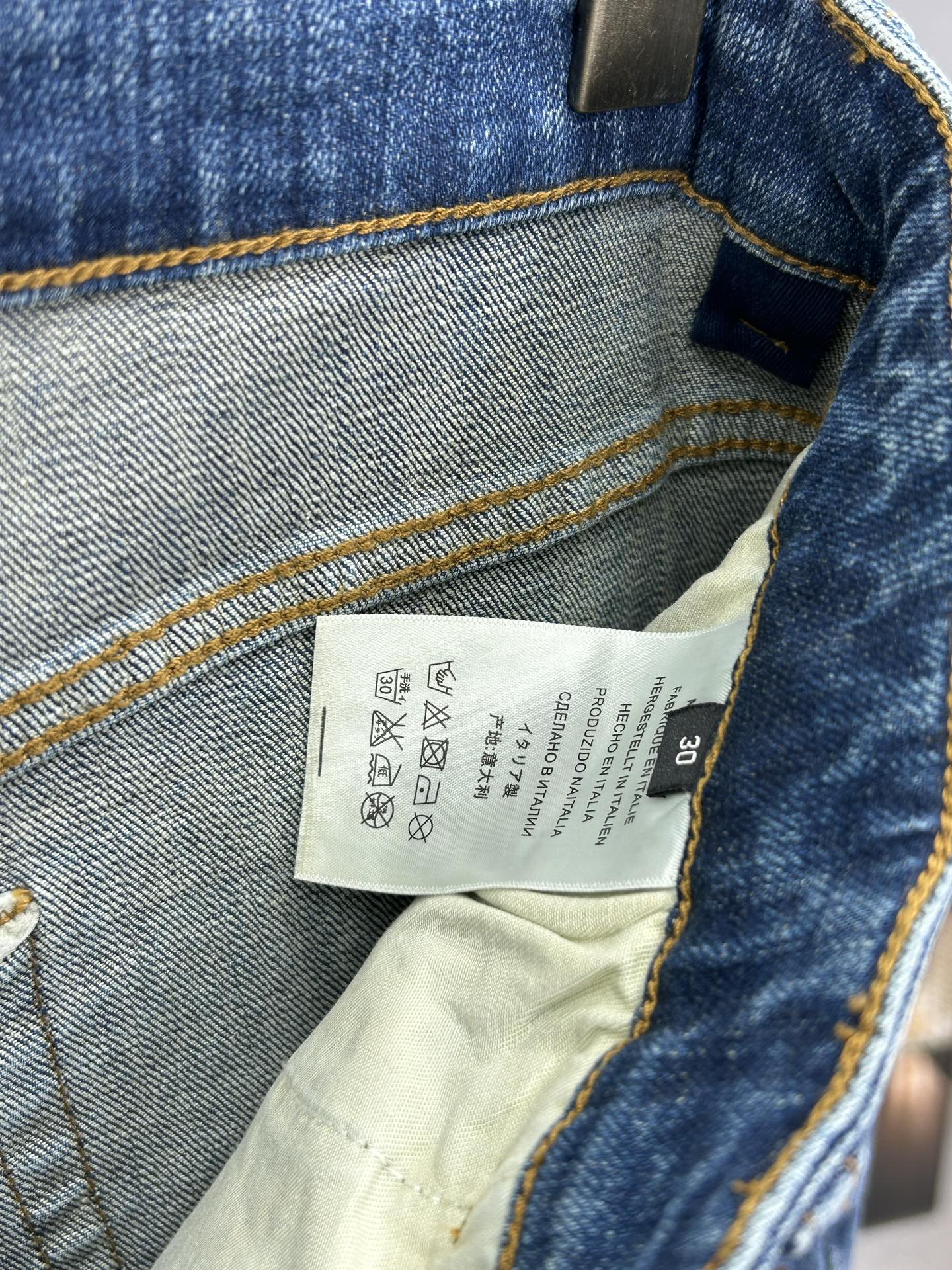  罗意威 25新款牛仔裤休闲版 采用精选原版面料，穿着柔软服适绣气，具有独特弹力纤维不易变形而又耐磨，上