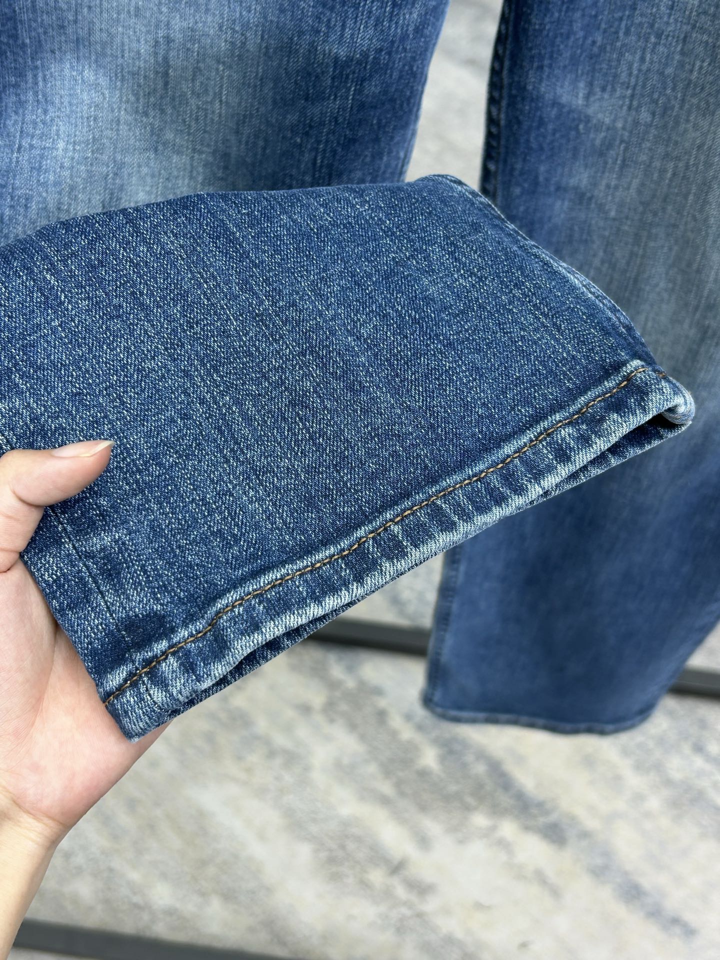  罗意威 25新款牛仔裤休闲版 采用精选原版面料，穿着柔软服适绣气，具有独特弹力纤维不易变形而又耐磨，上