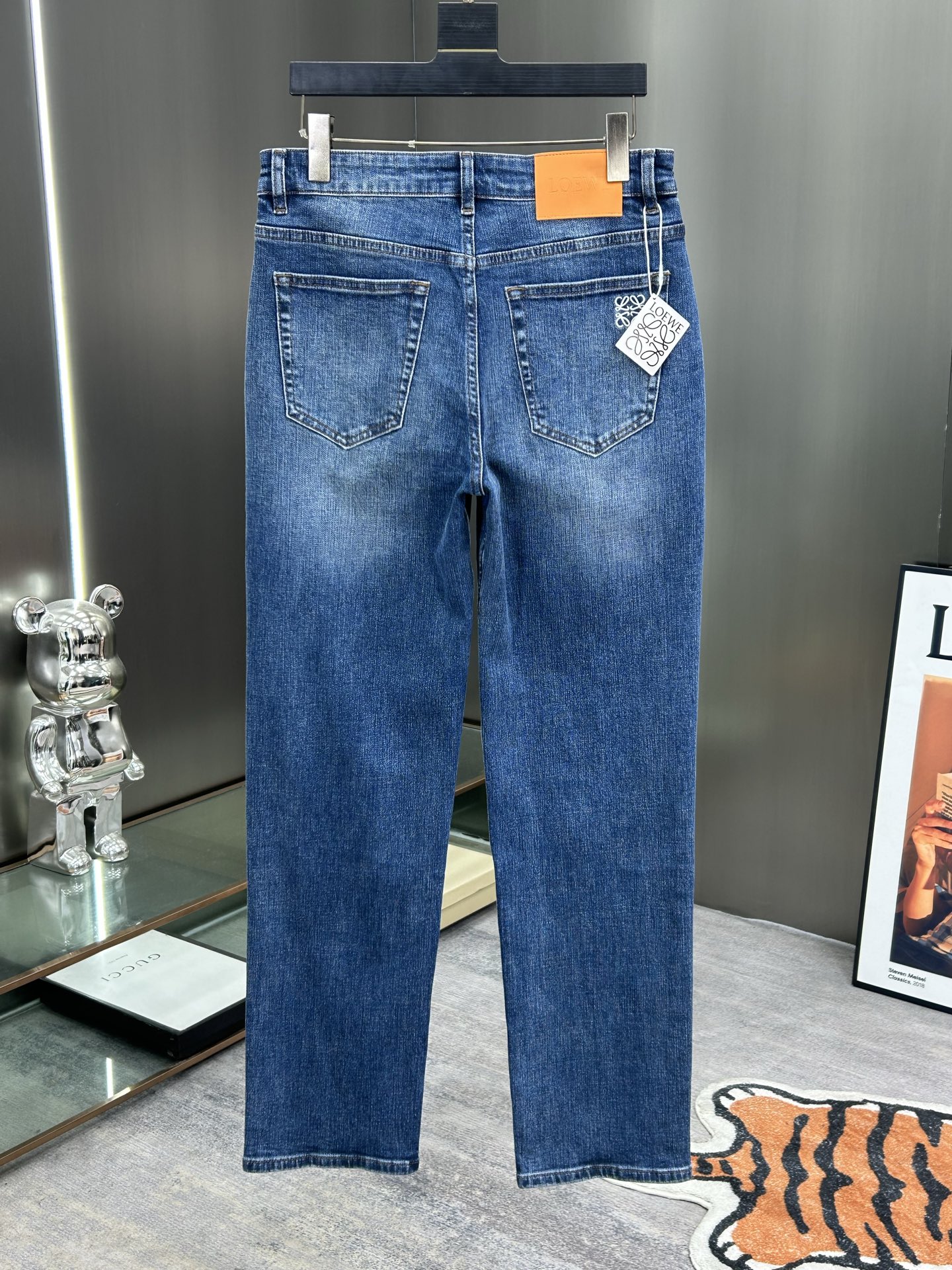  罗意威 25新款牛仔裤休闲版 采用精选原版面料，穿着柔软服适绣气，具有独特弹力纤维不易变形而又耐磨，上