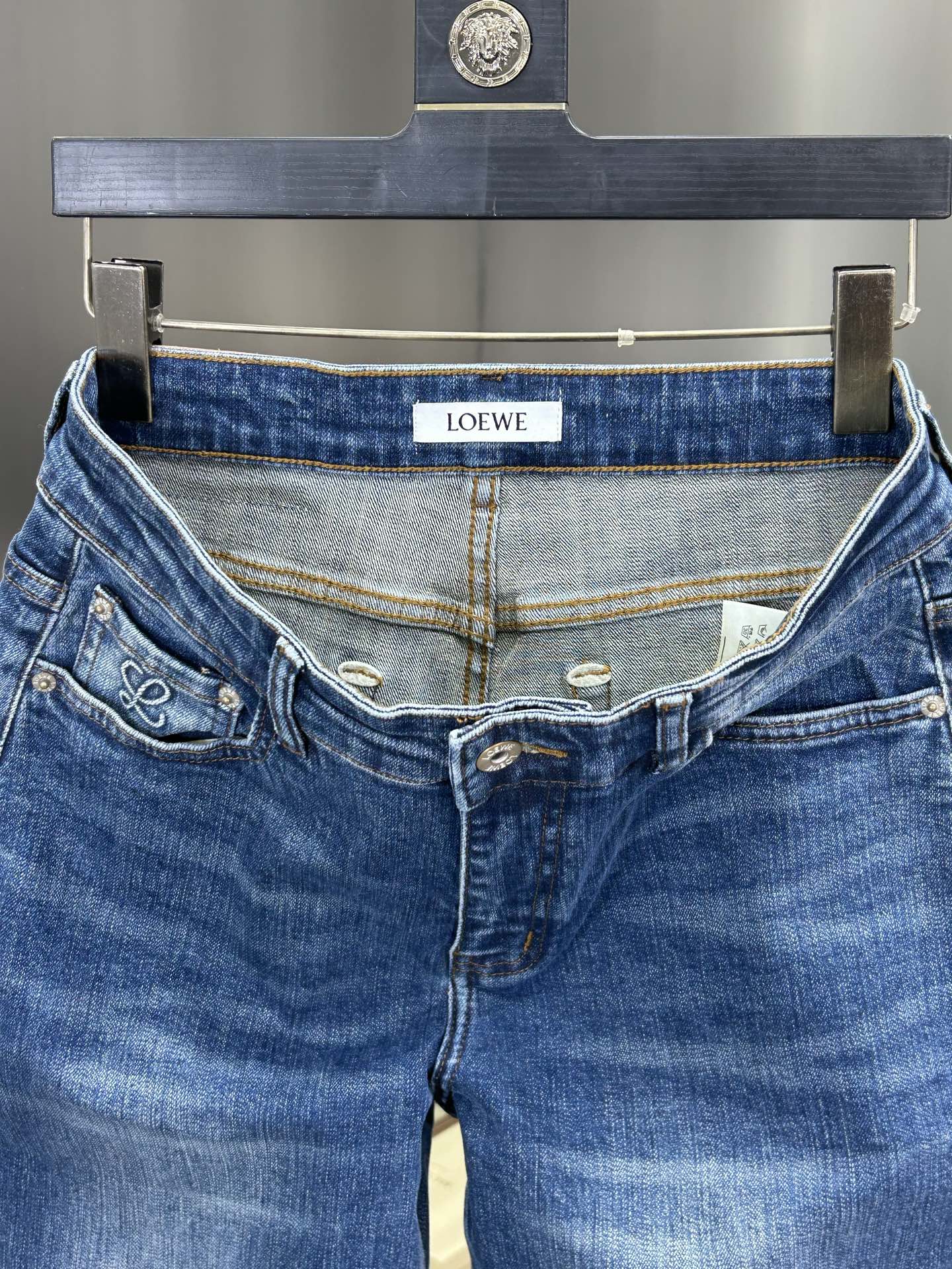  罗意威 25新款牛仔裤休闲版 采用精选原版面料，穿着柔软服适绣气，具有独特弹力纤维不易变形而又耐磨，上