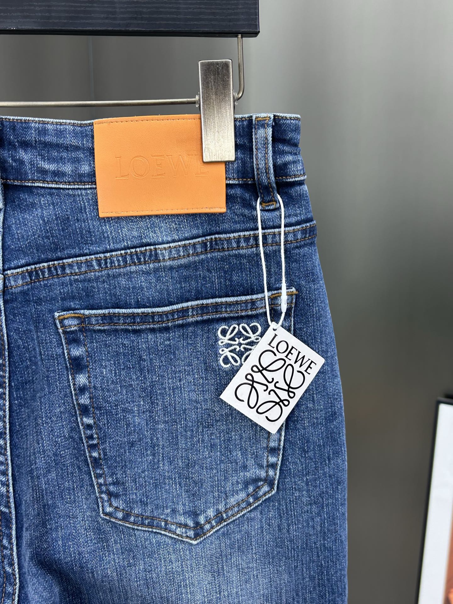  罗意威 25新款牛仔裤休闲版 采用精选原版面料，穿着柔软服适绣气，具有独特弹力纤维不易变形而又耐磨，上