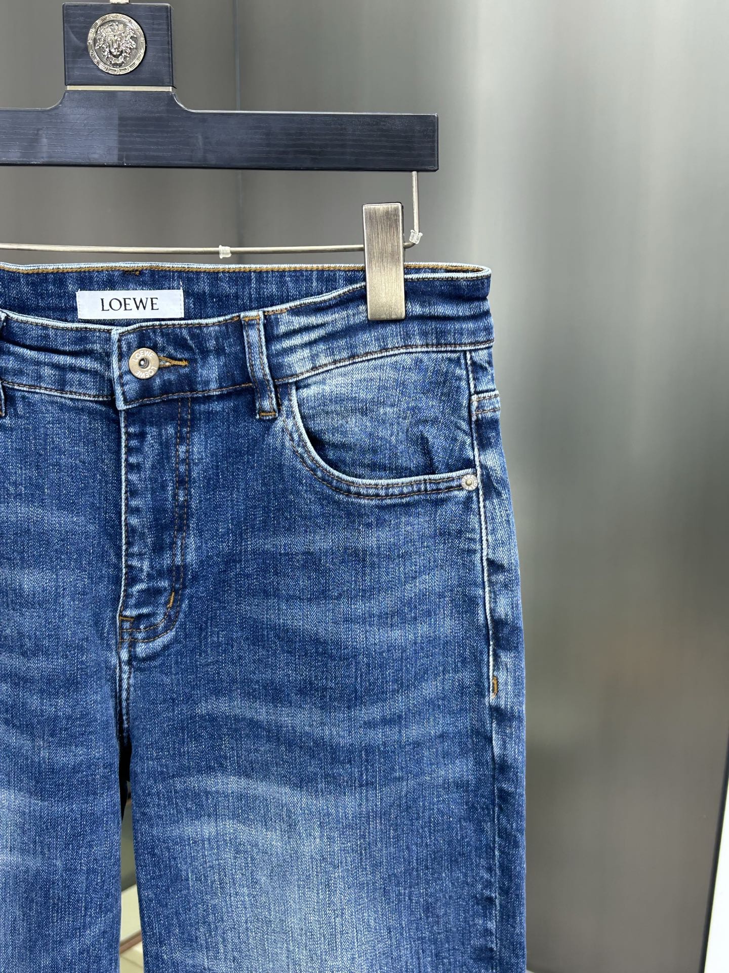  罗意威 25新款牛仔裤休闲版 采用精选原版面料，穿着柔软服适绣气，具有独特弹力纤维不易变形而又耐磨，上