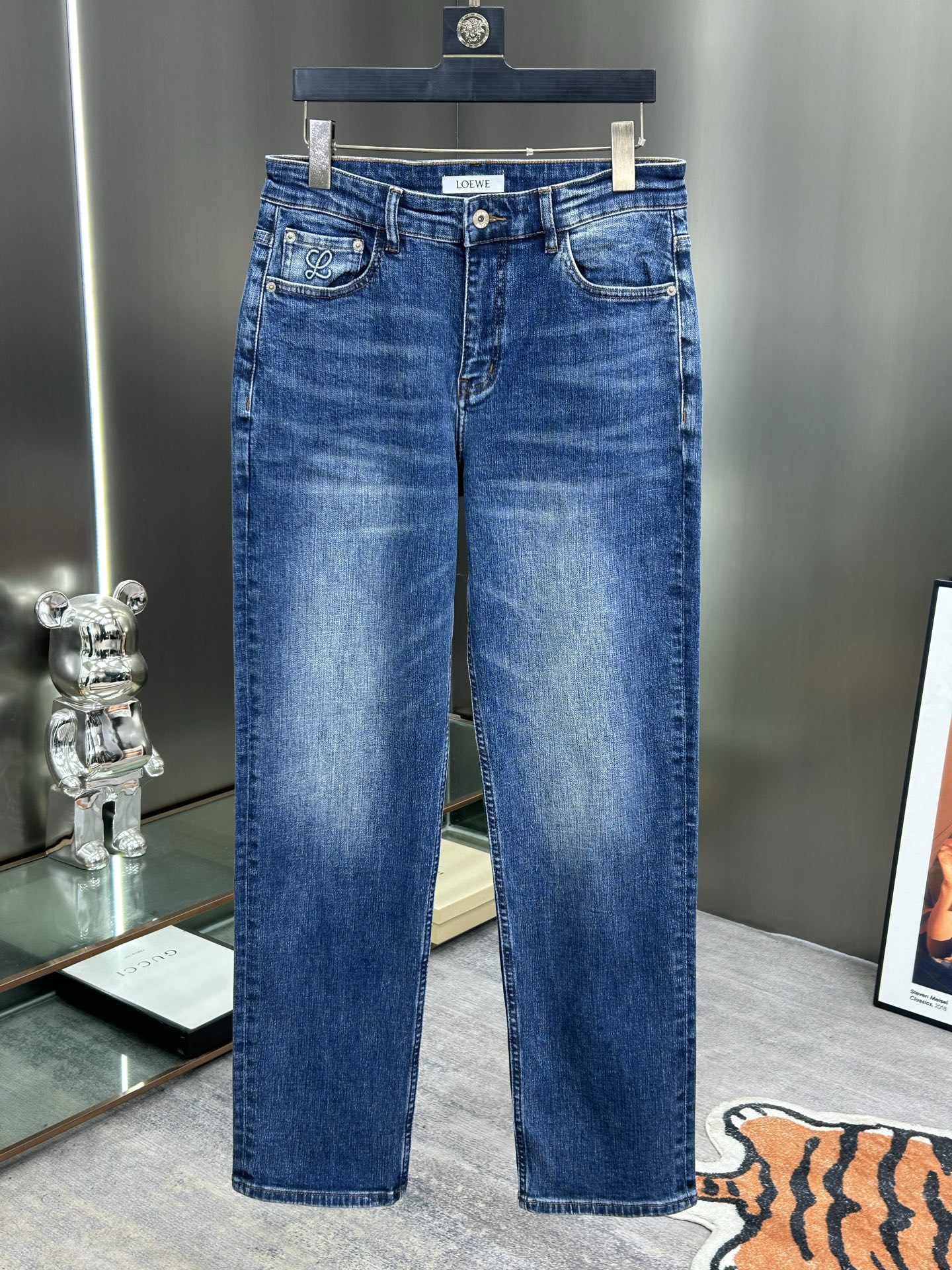  罗意威 25新款牛仔裤休闲版 采用精选原版面料，穿着柔软服适绣气，具有独特弹力纤维不易变形而又耐磨，上