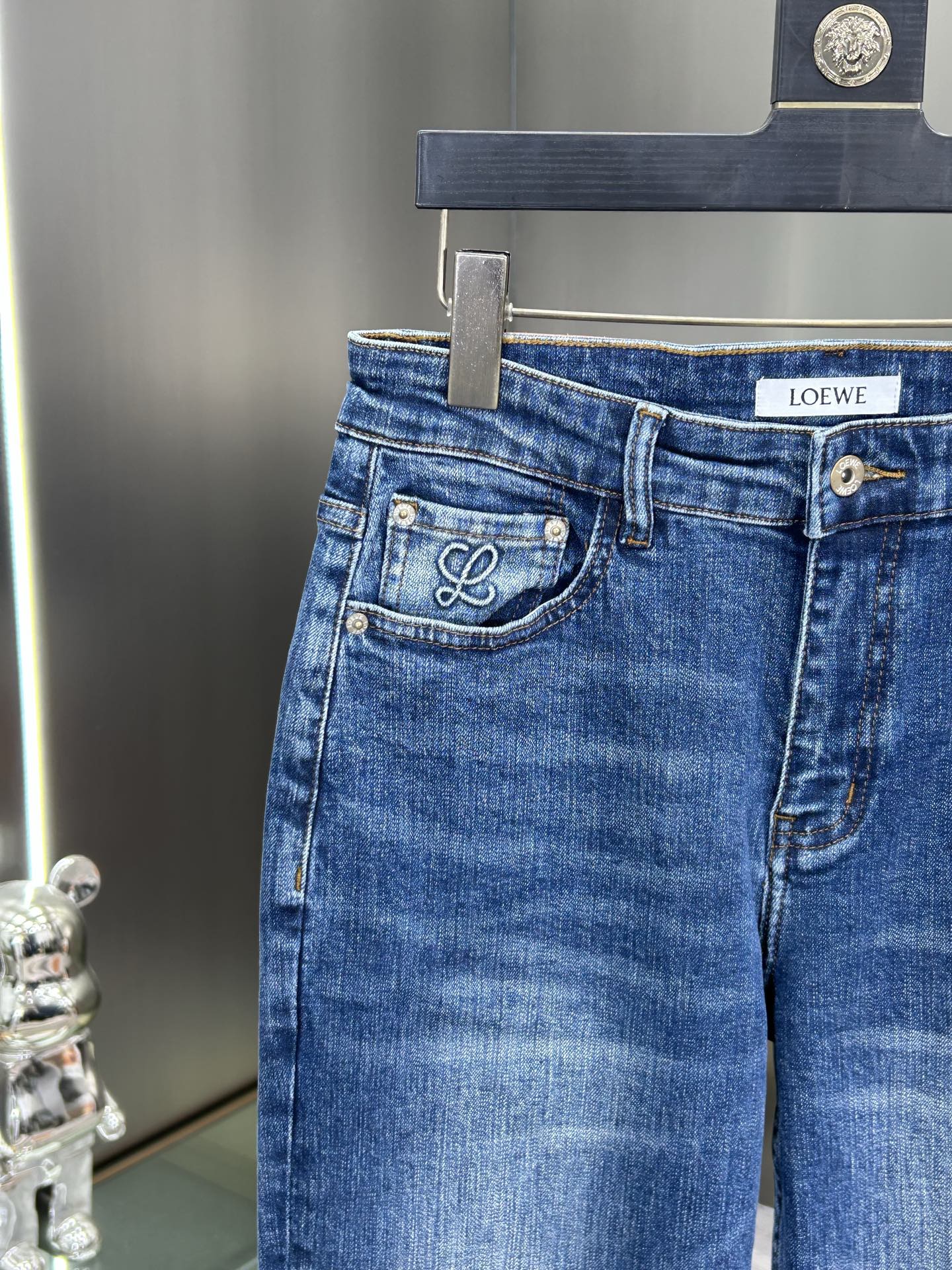  罗意威 25新款牛仔裤休闲版 采用精选原版面料，穿着柔软服适绣气，具有独特弹力纤维不易变形而又耐磨，上