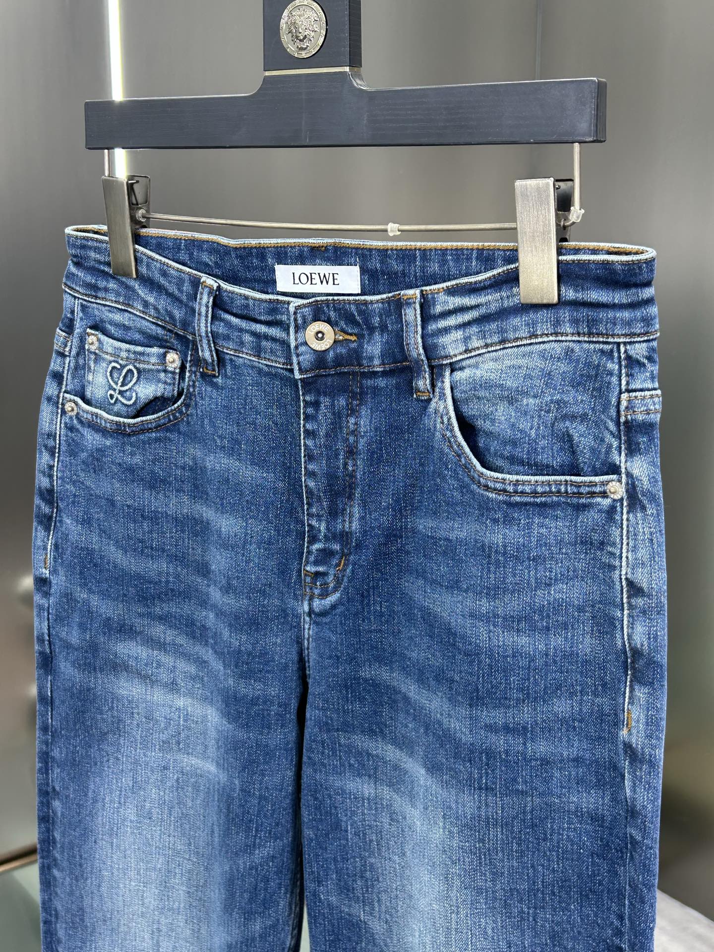  罗意威 25新款牛仔裤休闲版 采用精选原版面料，穿着柔软服适绣气，具有独特弹力纤维不易变形而又耐磨，上