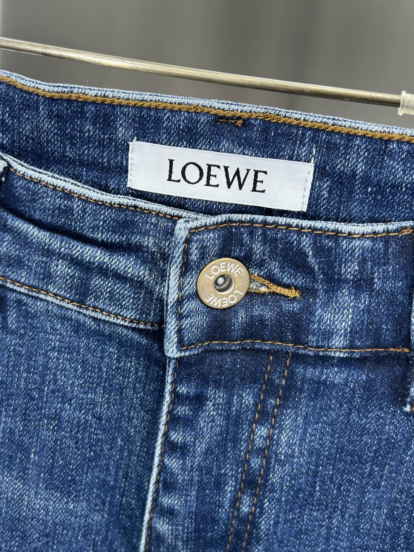  罗意威 25新款牛仔裤休闲版 采用精选原版面料，穿着柔软服适绣气，具有独特弹力纤维不易变形而又耐磨，上