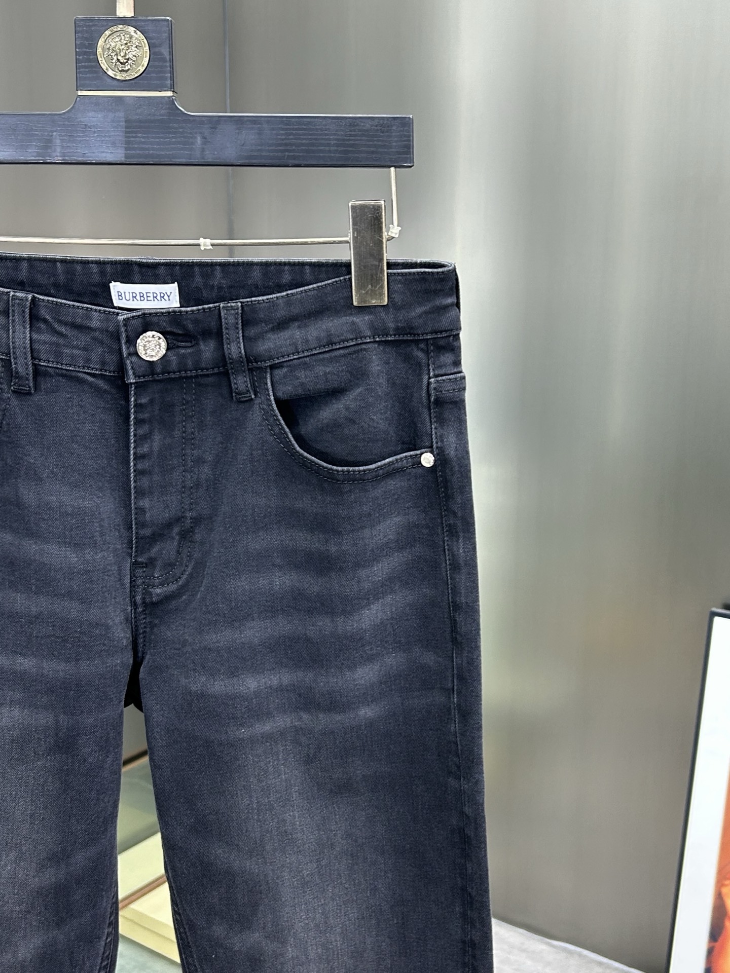  巴宝莉 25新款牛仔裤休闲版 采用精选原版面料，穿着柔软服适绣气，具有独特弹力纤维不易变形而又耐磨，上