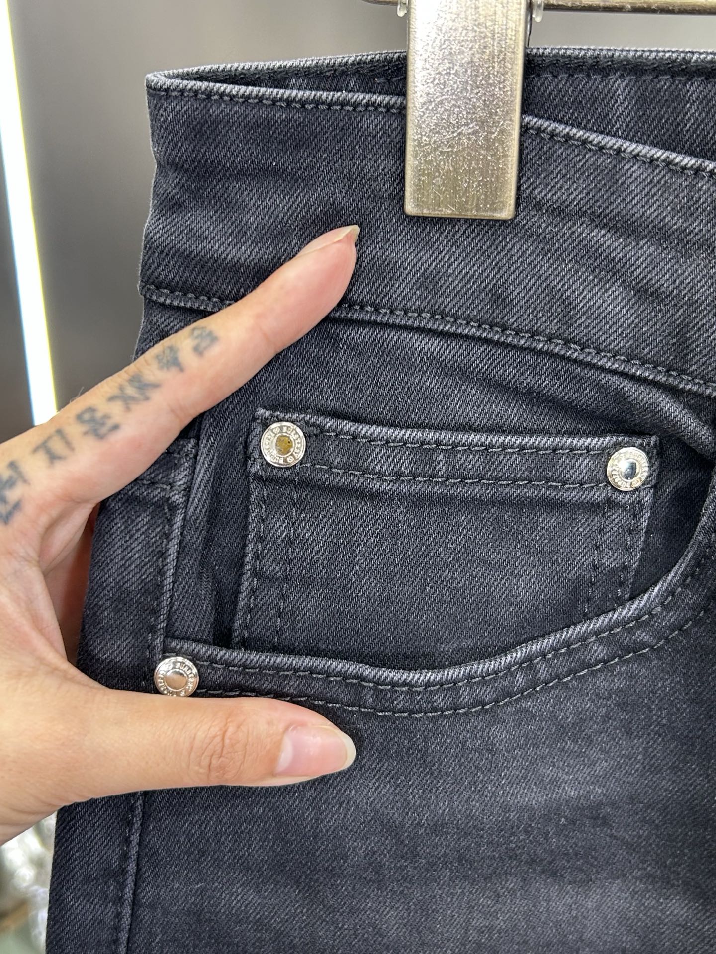  巴宝莉 25新款牛仔裤休闲版 采用精选原版面料，穿着柔软服适绣气，具有独特弹力纤维不易变形而又耐磨，上