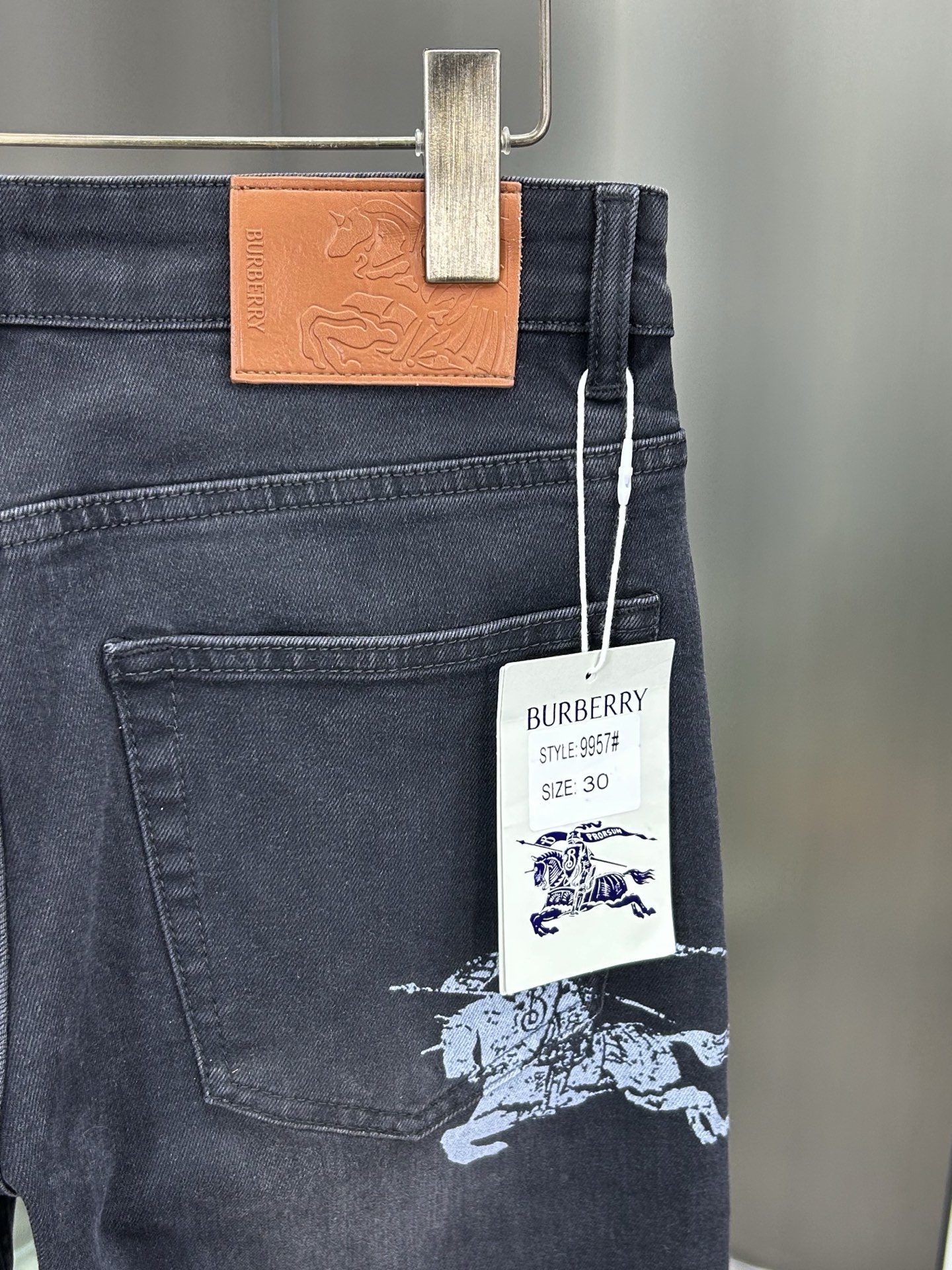  巴宝莉 25新款牛仔裤休闲版 采用精选原版面料，穿着柔软服适绣气，具有独特弹力纤维不易变形而又耐磨，上