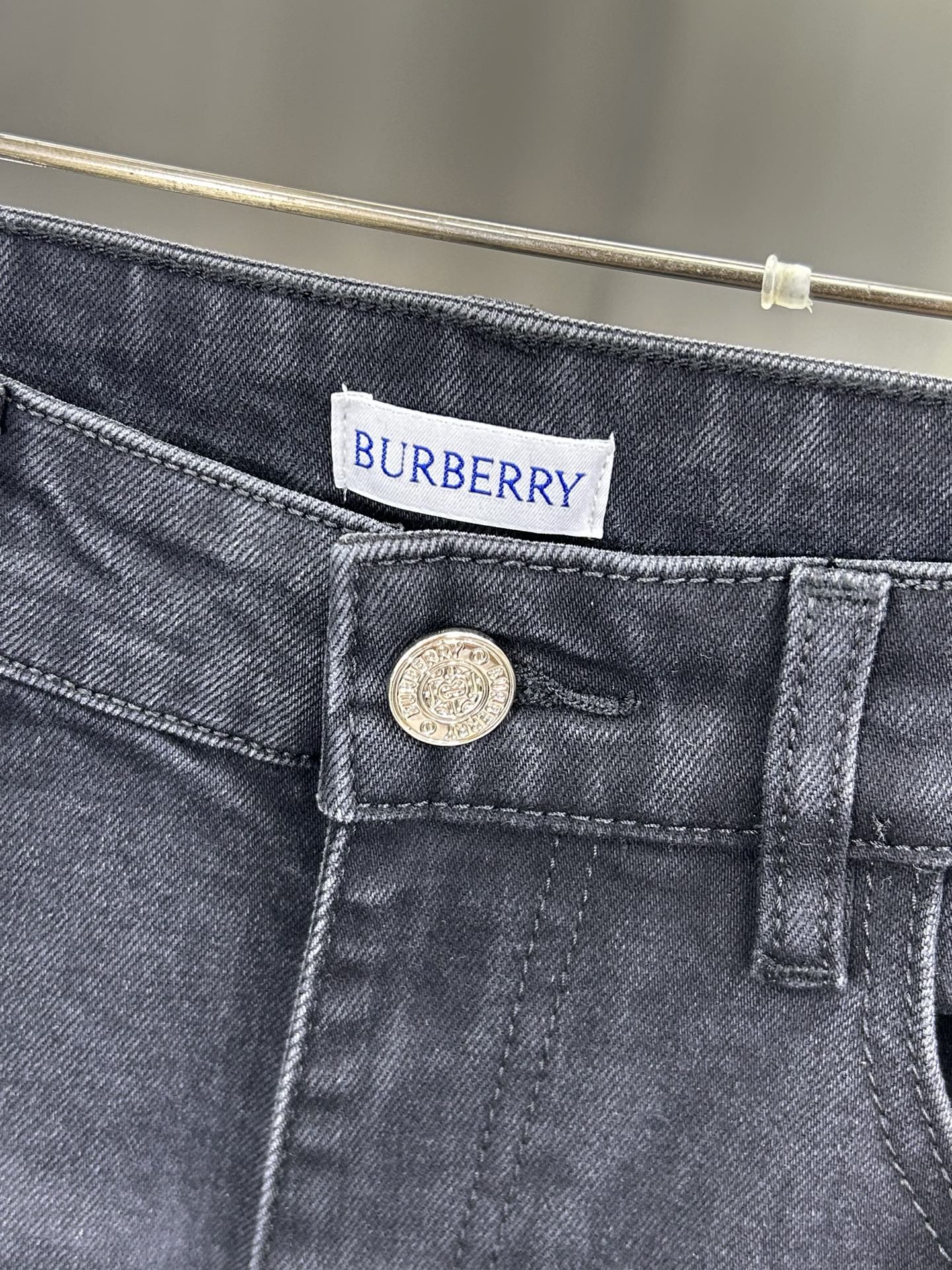  巴宝莉 25新款牛仔裤休闲版 采用精选原版面料，穿着柔软服适绣气，具有独特弹力纤维不易变形而又耐磨，上