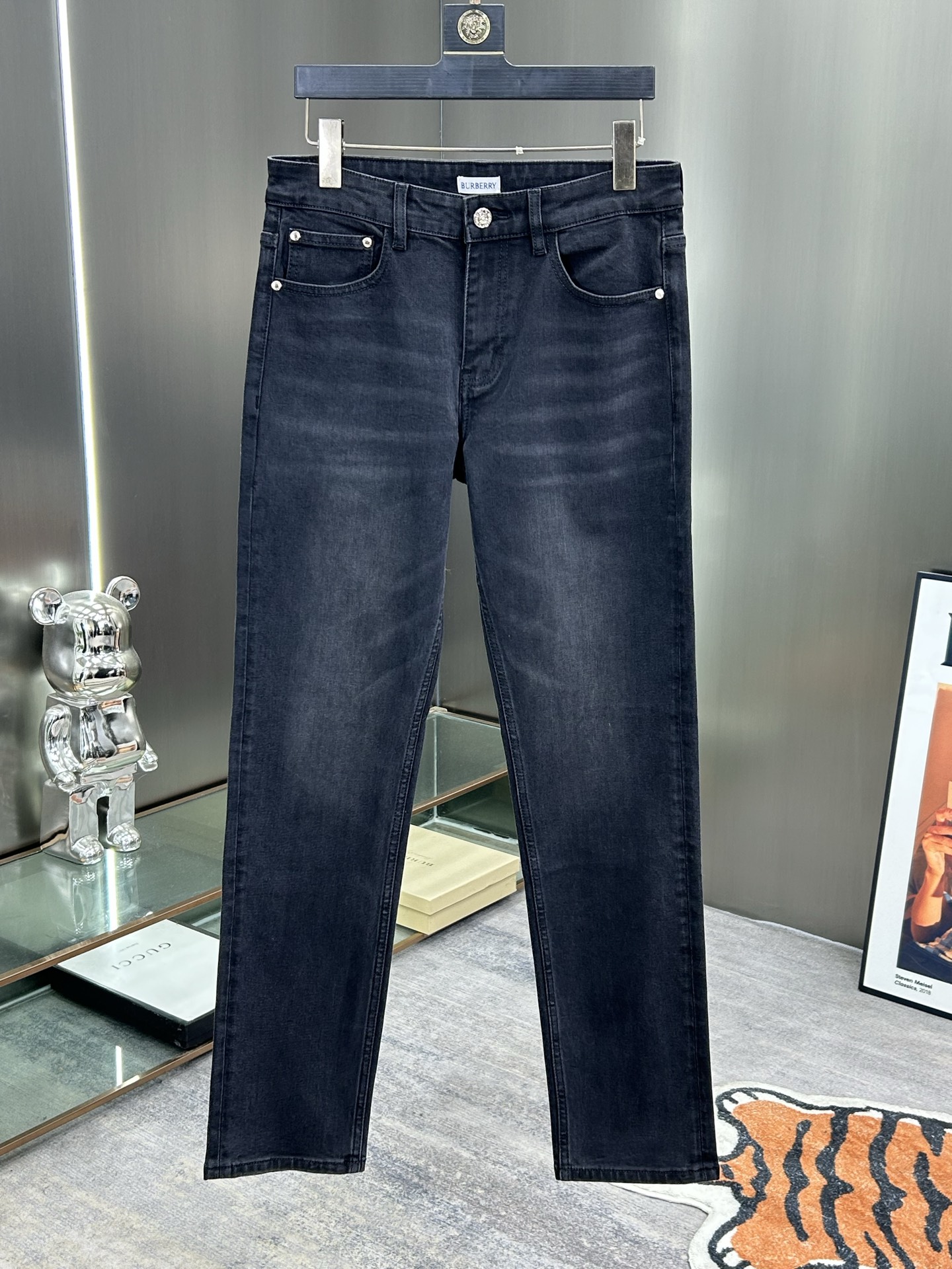  巴宝莉 25新款牛仔裤休闲版 采用精选原版面料，穿着柔软服适绣气，具有独特弹力纤维不易变形而又耐磨，上