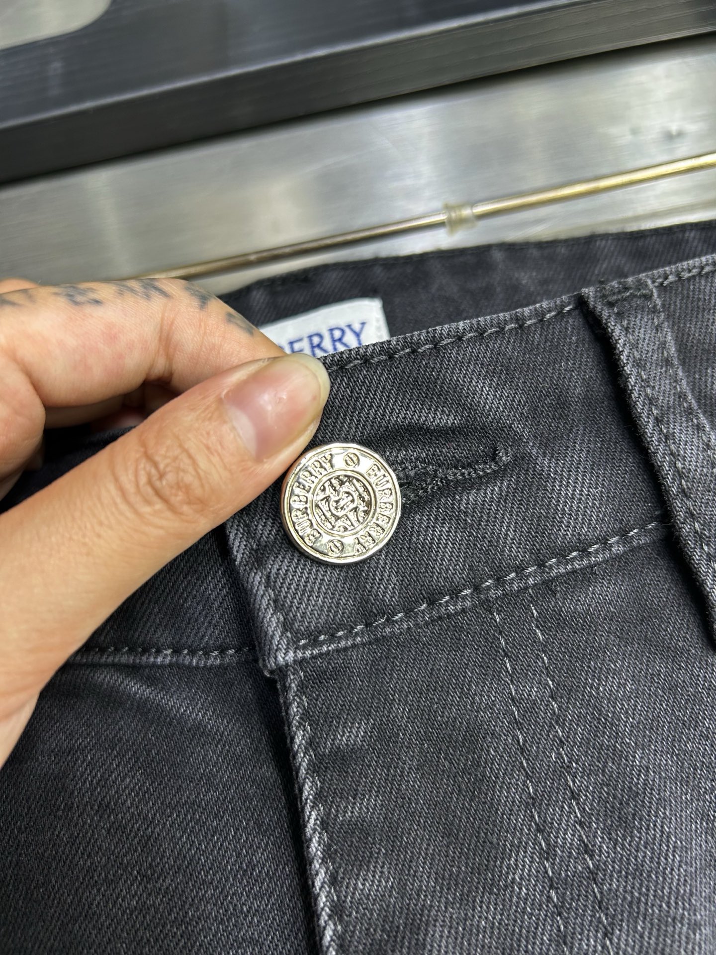  巴宝莉 25新款牛仔裤休闲版 采用精选原版面料，穿着柔软服适绣气，具有独特弹力纤维不易变形而又耐磨，上