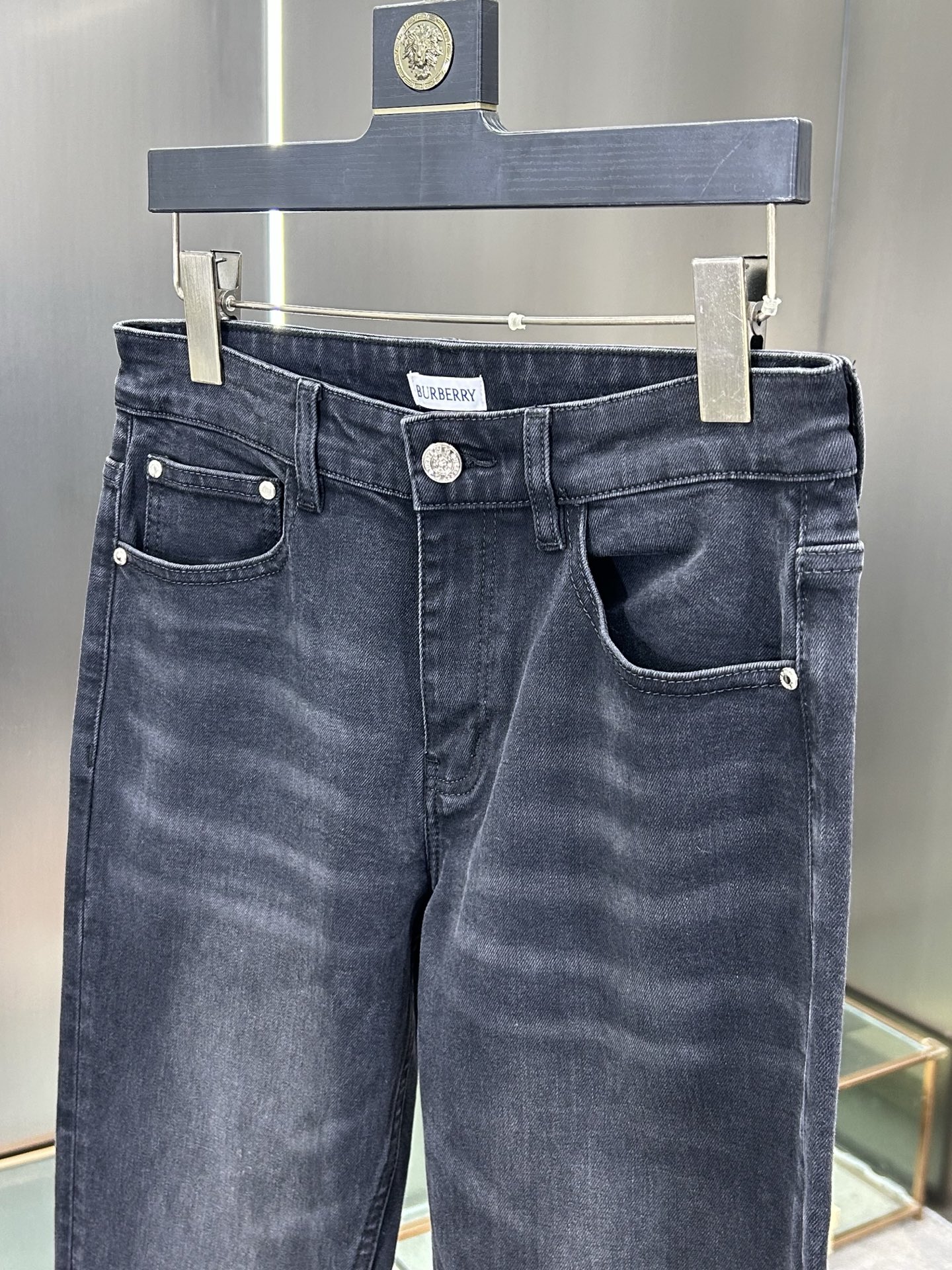  巴宝莉 25新款牛仔裤休闲版 采用精选原版面料，穿着柔软服适绣气，具有独特弹力纤维不易变形而又耐磨，上