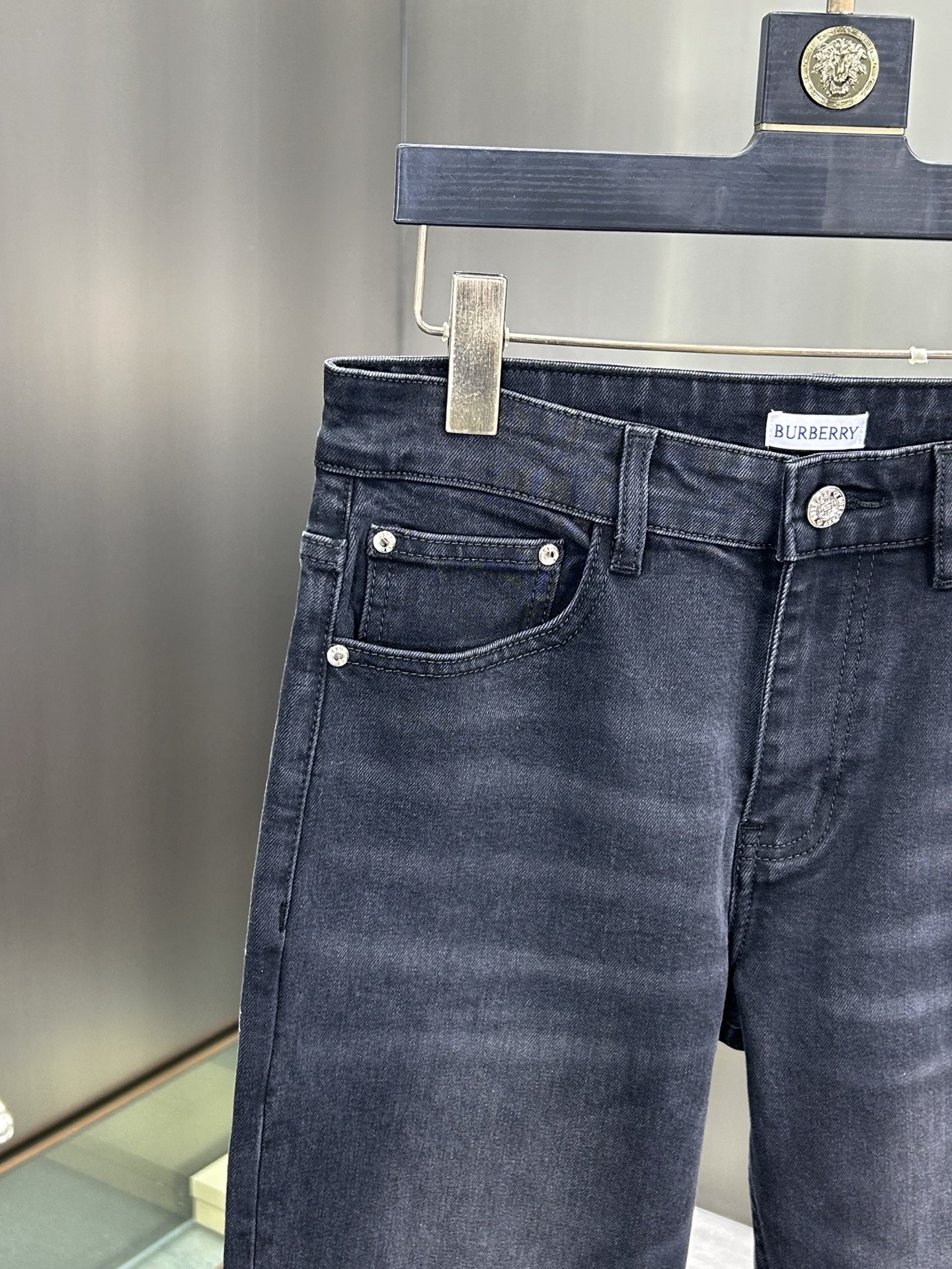  巴宝莉 25新款牛仔裤休闲版 采用精选原版面料，穿着柔软服适绣气，具有独特弹力纤维不易变形而又耐磨，上