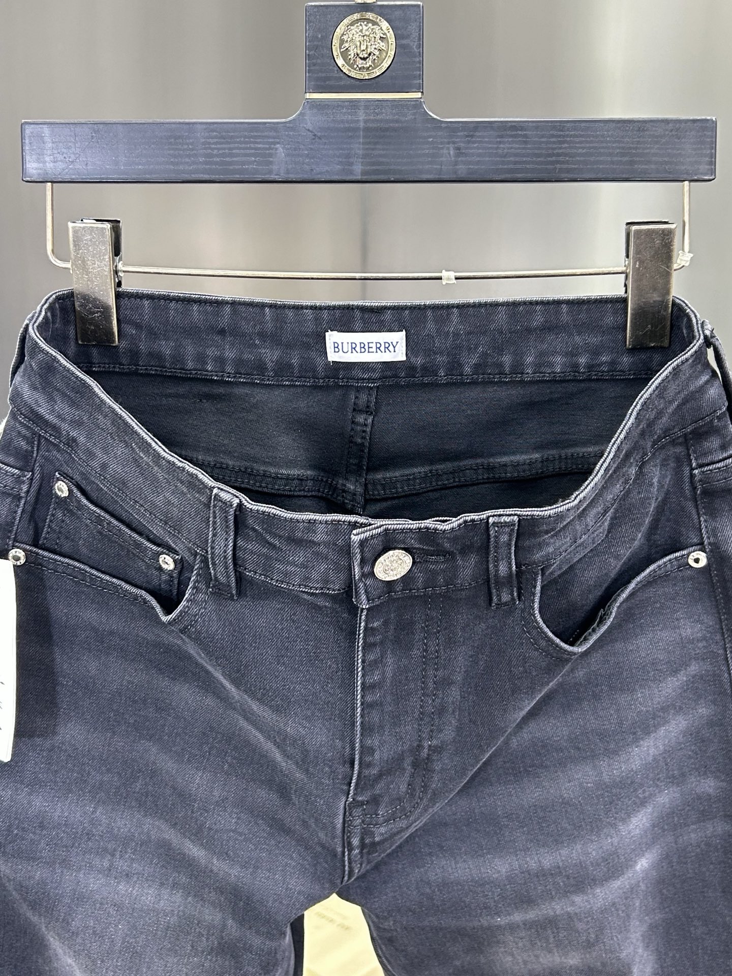  巴宝莉 25新款牛仔裤休闲版 采用精选原版面料，穿着柔软服适绣气，具有独特弹力纤维不易变形而又耐磨，上