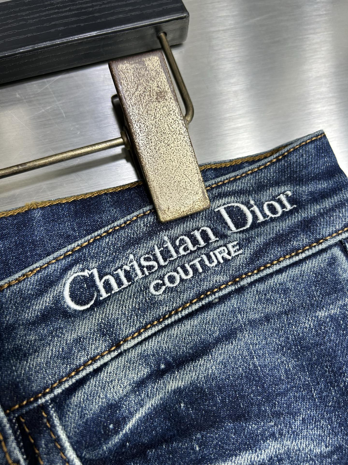  DIOR 25新款牛仔裤休闲版 采用精选原版面料，穿着柔软服适绣气，具有独特弹力纤维不易变形而又耐磨，