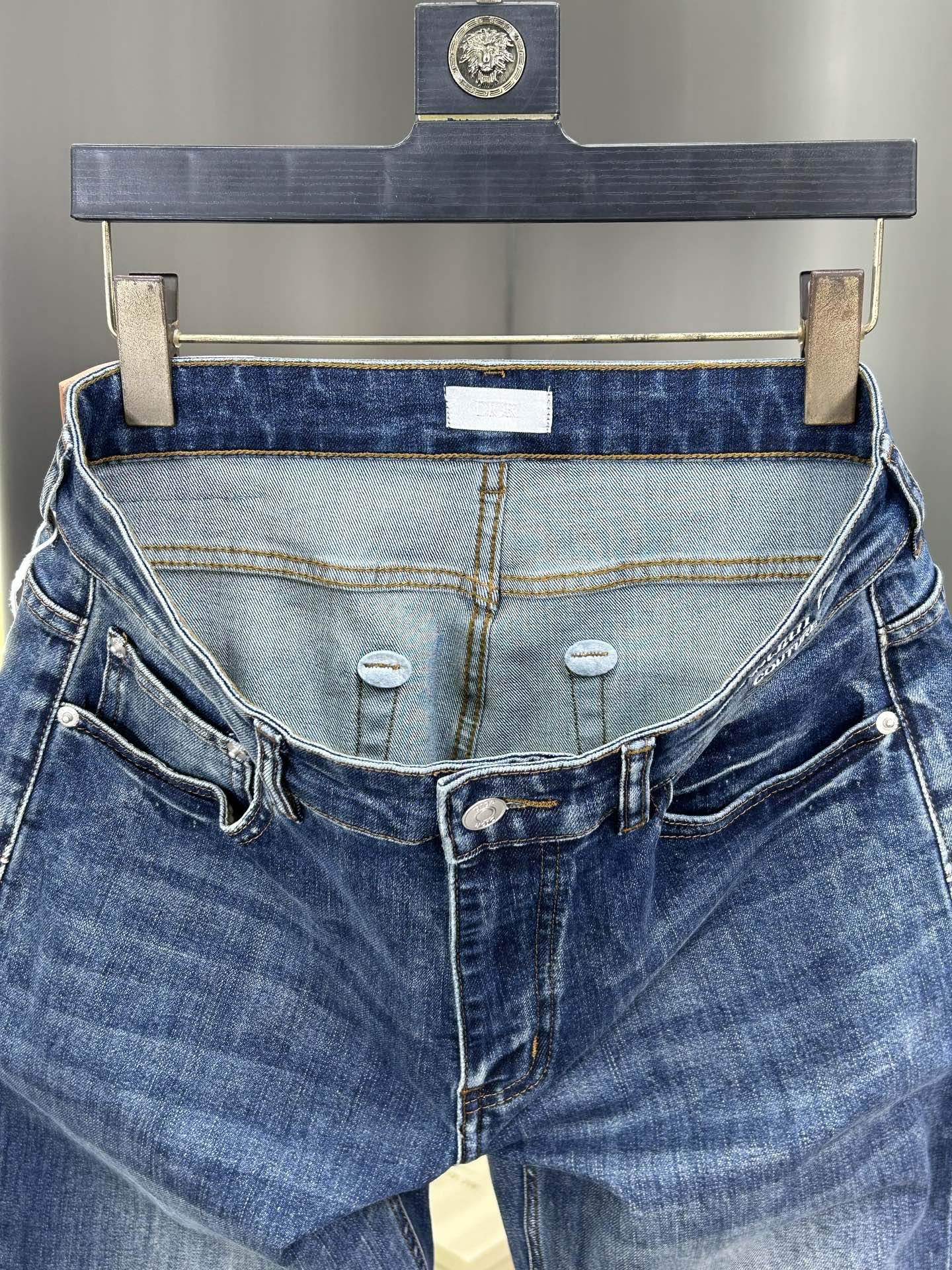  DIOR 25新款牛仔裤休闲版 采用精选原版面料，穿着柔软服适绣气，具有独特弹力纤维不易变形而又耐磨，