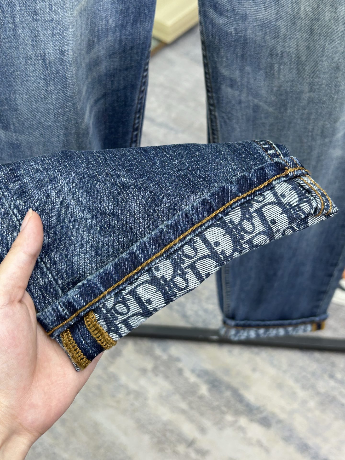  DIOR 25新款牛仔裤休闲版 采用精选原版面料，穿着柔软服适绣气，具有独特弹力纤维不易变形而又耐磨，