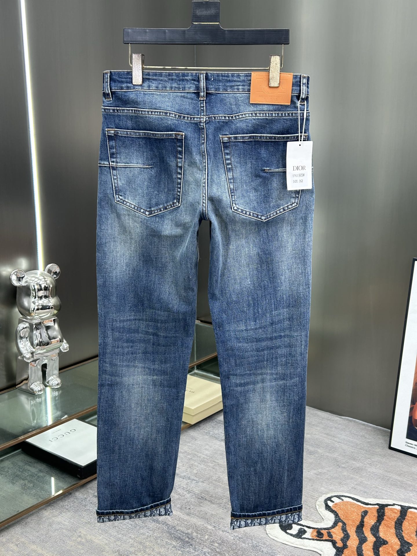  DIOR 25新款牛仔裤休闲版 采用精选原版面料，穿着柔软服适绣气，具有独特弹力纤维不易变形而又耐磨，