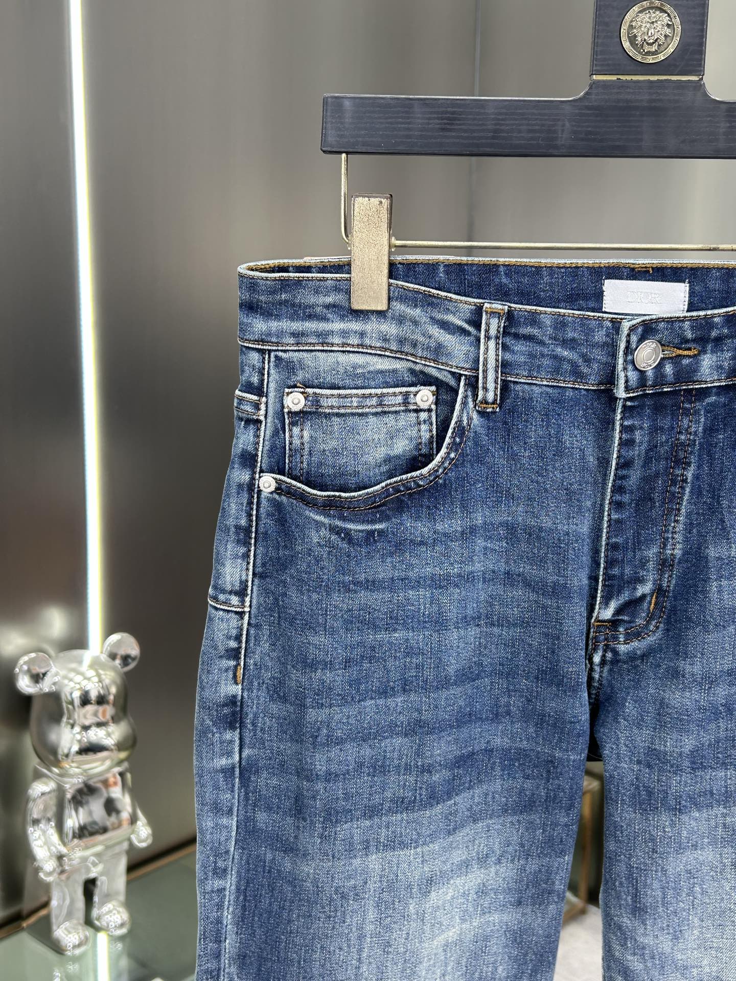  DIOR 25新款牛仔裤休闲版 采用精选原版面料，穿着柔软服适绣气，具有独特弹力纤维不易变形而又耐磨，
