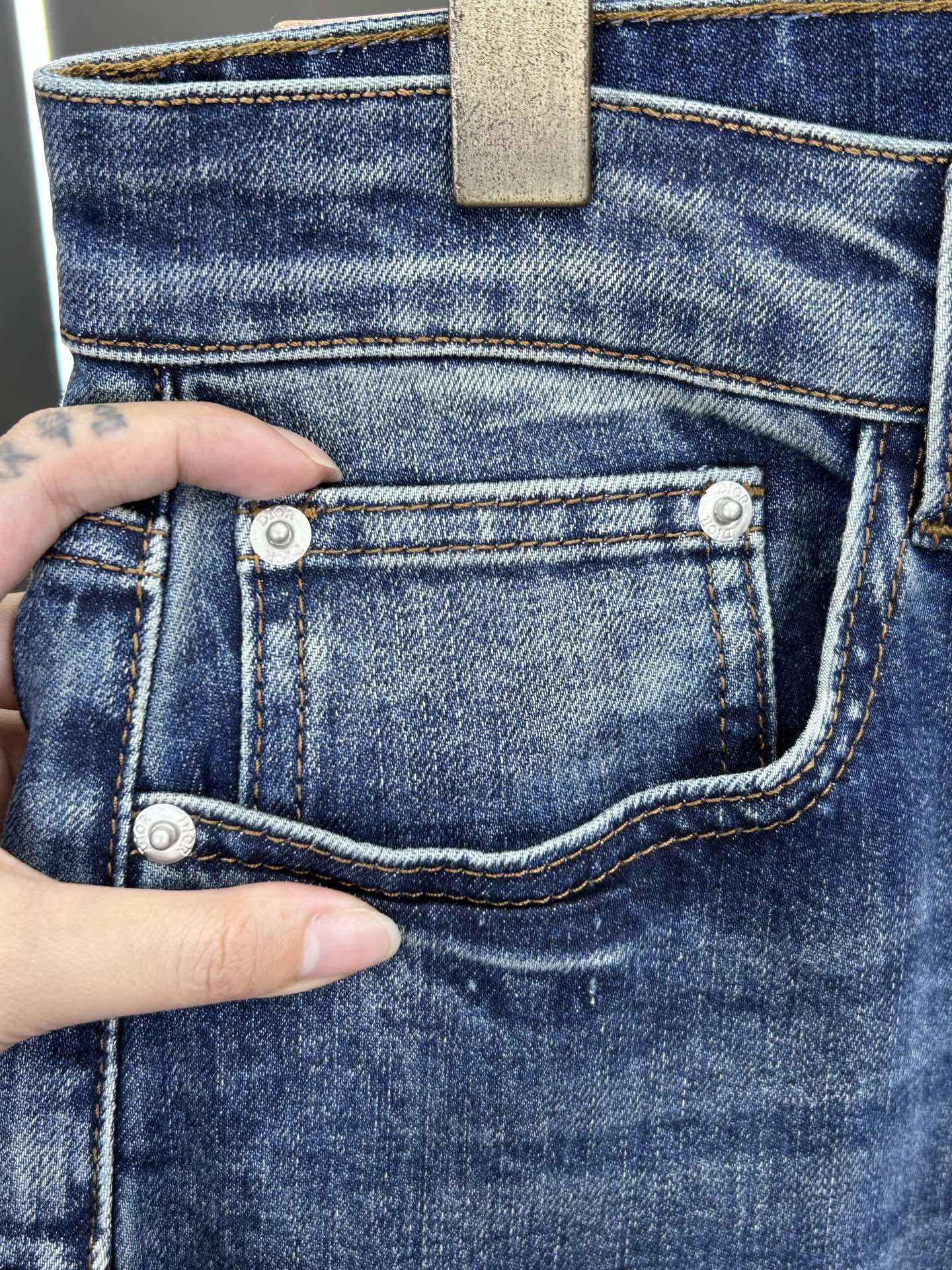  DIOR 25新款牛仔裤休闲版 采用精选原版面料，穿着柔软服适绣气，具有独特弹力纤维不易变形而又耐磨，