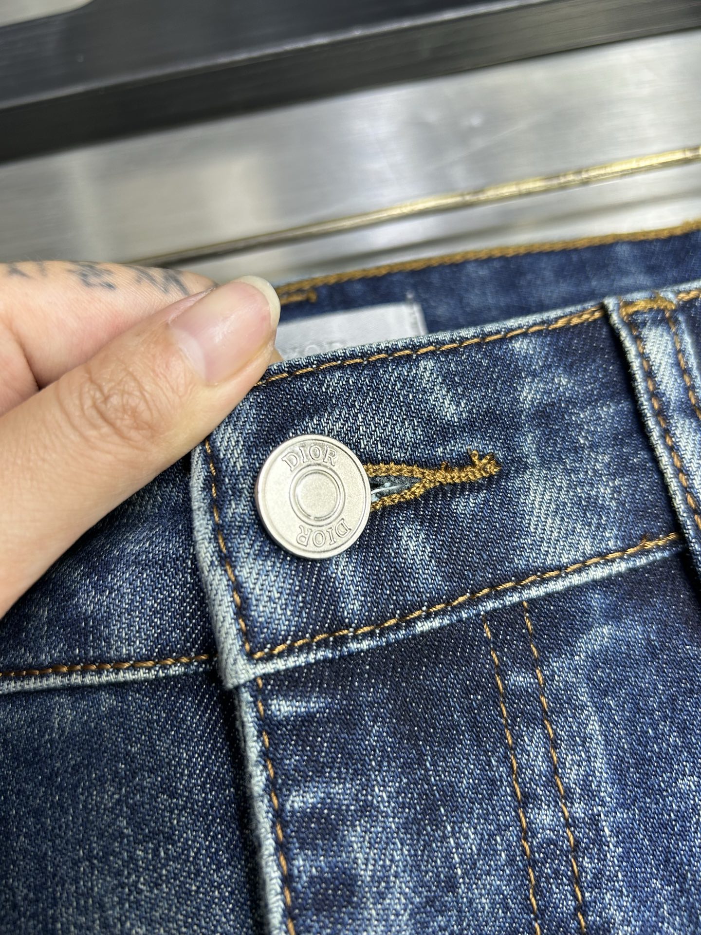  DIOR 25新款牛仔裤休闲版 采用精选原版面料，穿着柔软服适绣气，具有独特弹力纤维不易变形而又耐磨，