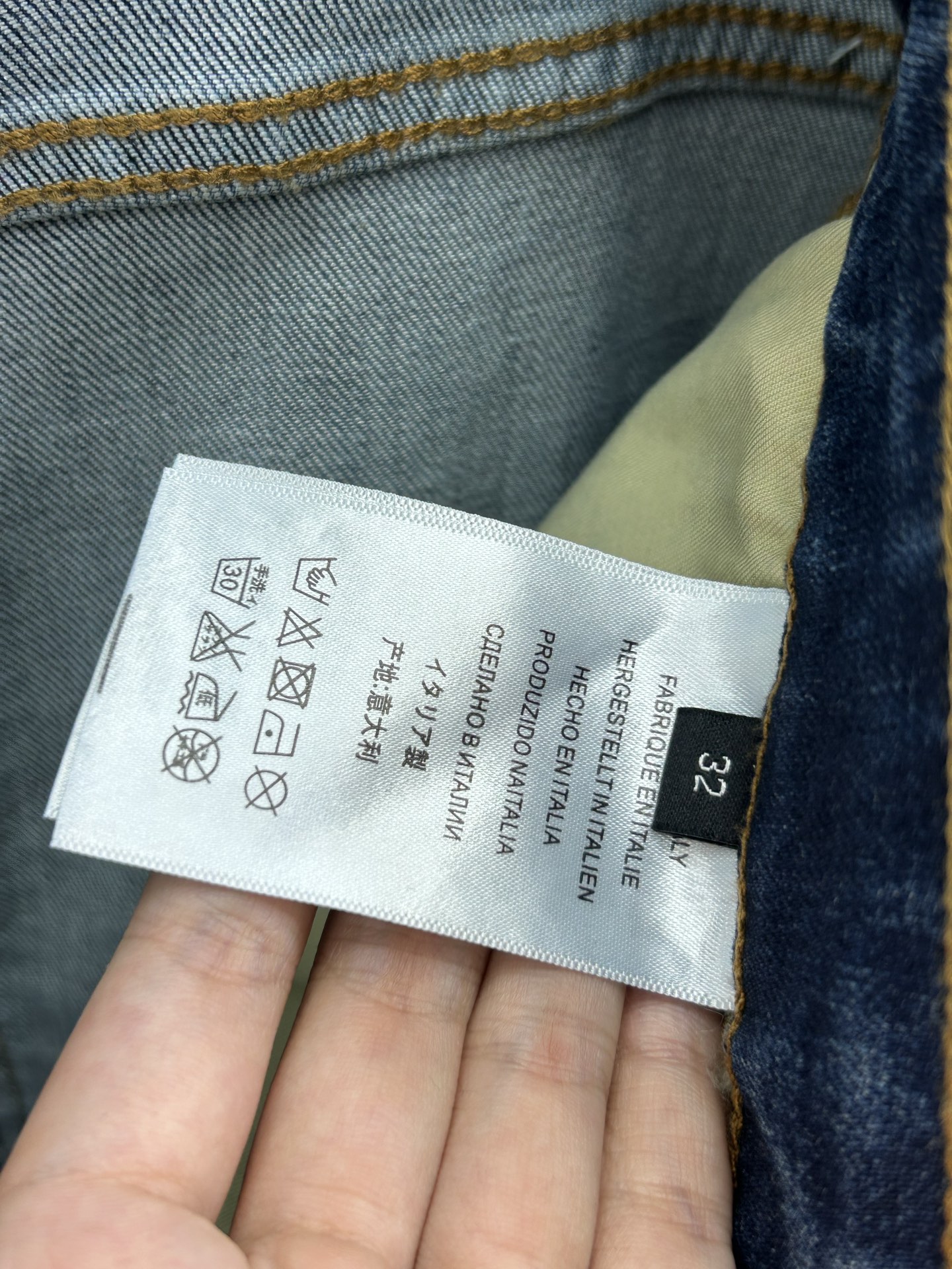  DIOR 25新款牛仔裤休闲版 采用精选原版面料，穿着柔软服适绣气，具有独特弹力纤维不易变形而又耐磨，