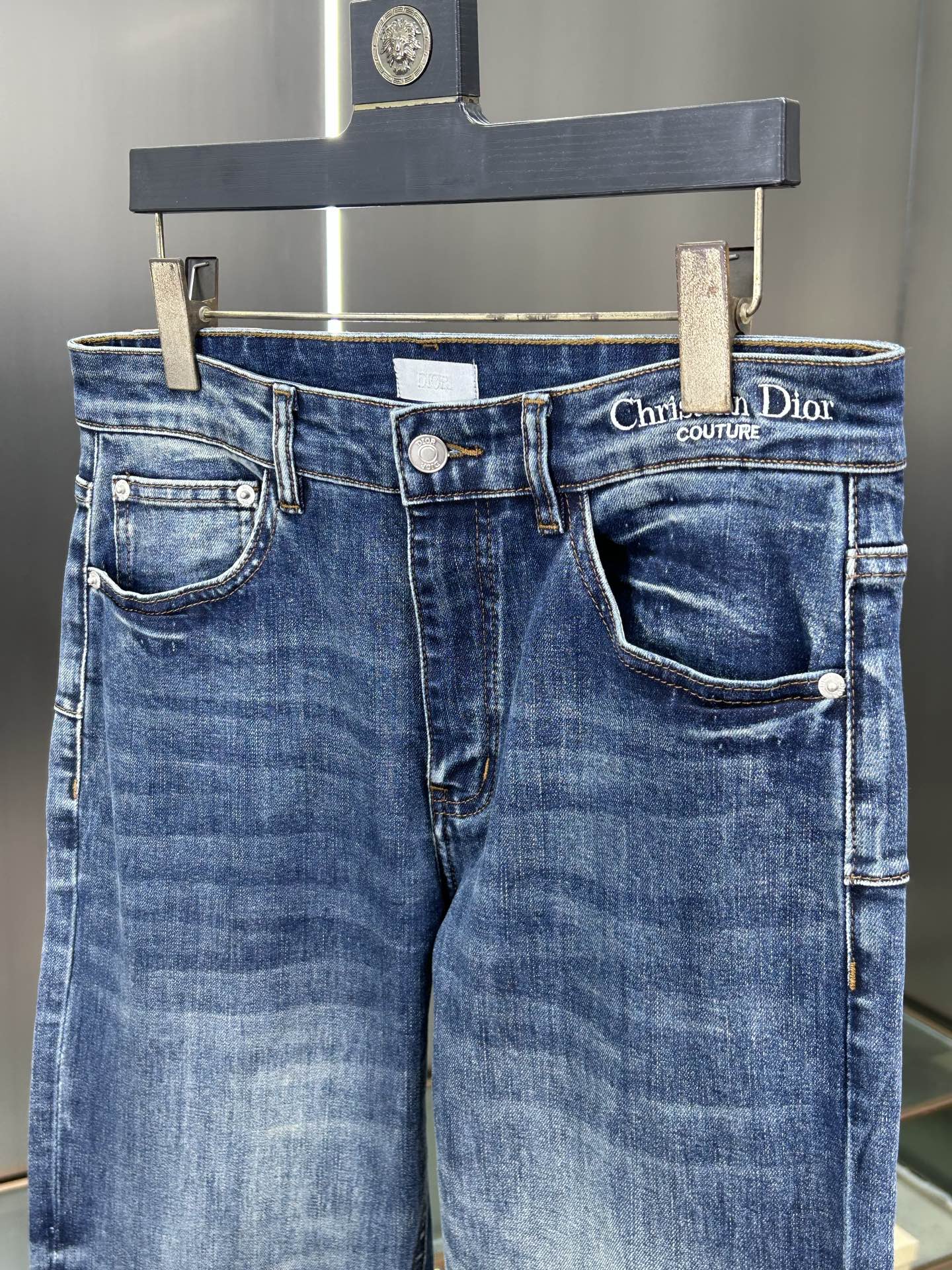  DIOR 25新款牛仔裤休闲版 采用精选原版面料，穿着柔软服适绣气，具有独特弹力纤维不易变形而又耐磨，