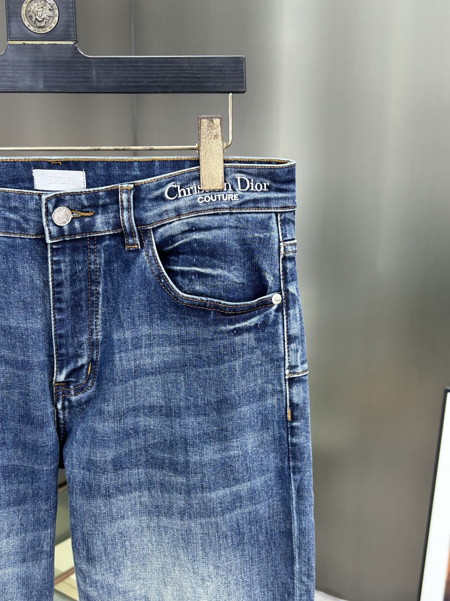  DIOR 25新款牛仔裤休闲版 采用精选原版面料，穿着柔软服适绣气，具有独特弹力纤维不易变形而又耐磨，