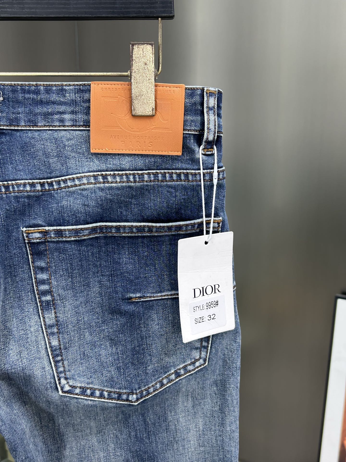  DIOR 25新款牛仔裤休闲版 采用精选原版面料，穿着柔软服适绣气，具有独特弹力纤维不易变形而又耐磨，