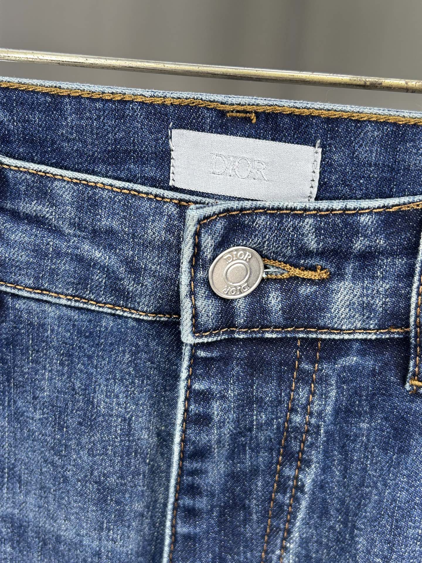  DIOR 25新款牛仔裤休闲版 采用精选原版面料，穿着柔软服适绣气，具有独特弹力纤维不易变形而又耐磨，