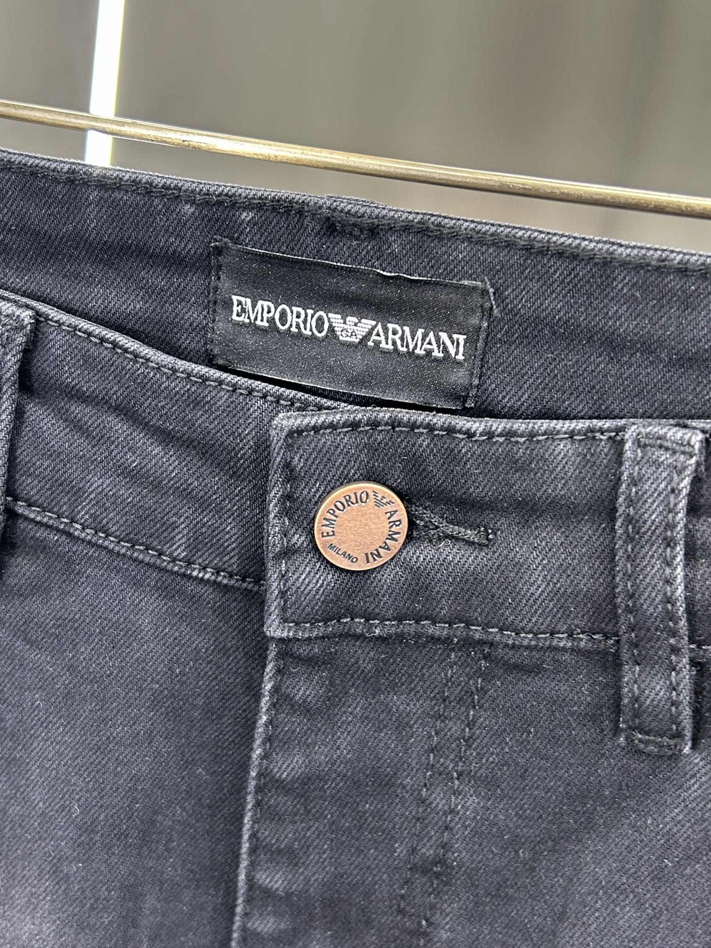  阿玛尼 25新款牛仔裤休闲版 采用精选原版面料，穿着柔软服适绣气，具有独特弹力纤维不易变形而又耐磨，上