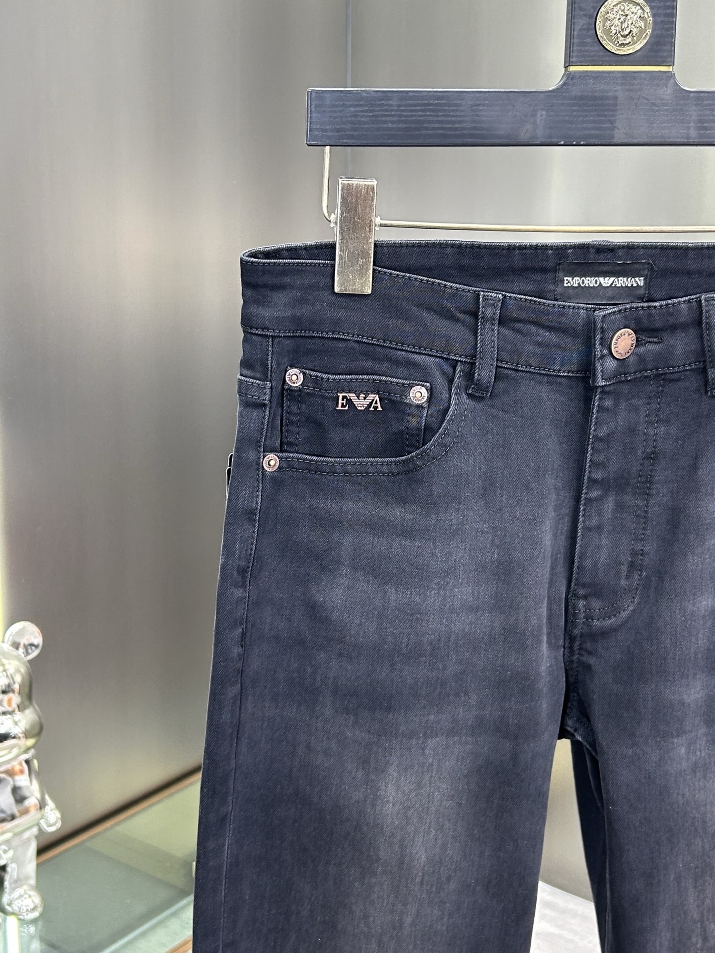  阿玛尼 25新款牛仔裤休闲版 采用精选原版面料，穿着柔软服适绣气，具有独特弹力纤维不易变形而又耐磨，上