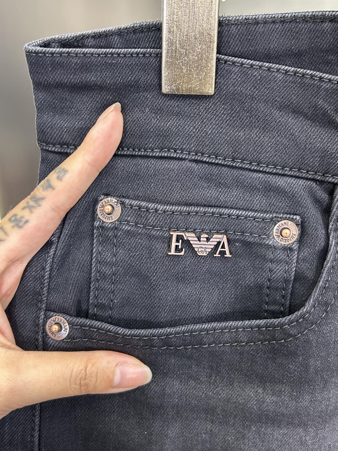  阿玛尼 25新款牛仔裤休闲版 采用精选原版面料，穿着柔软服适绣气，具有独特弹力纤维不易变形而又耐磨，上