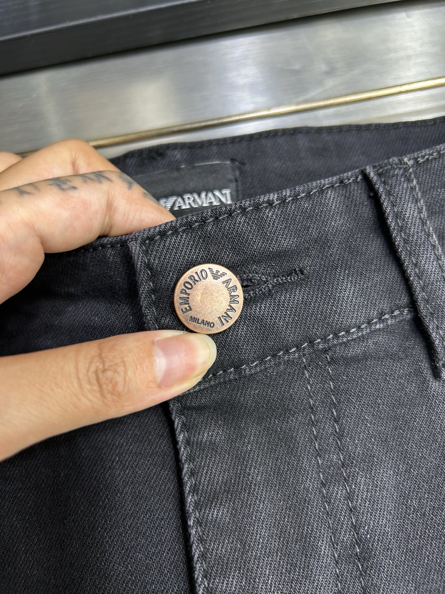  阿玛尼 25新款牛仔裤休闲版 采用精选原版面料，穿着柔软服适绣气，具有独特弹力纤维不易变形而又耐磨，上