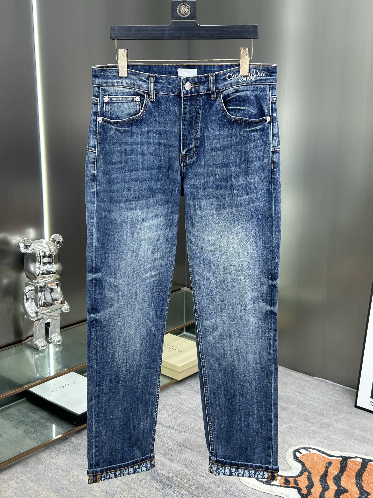  DIOR 25新款牛仔裤休闲版 采用精选原版面料，穿着柔软服适绣气，具有独特弹力纤维不易变形而又耐磨，